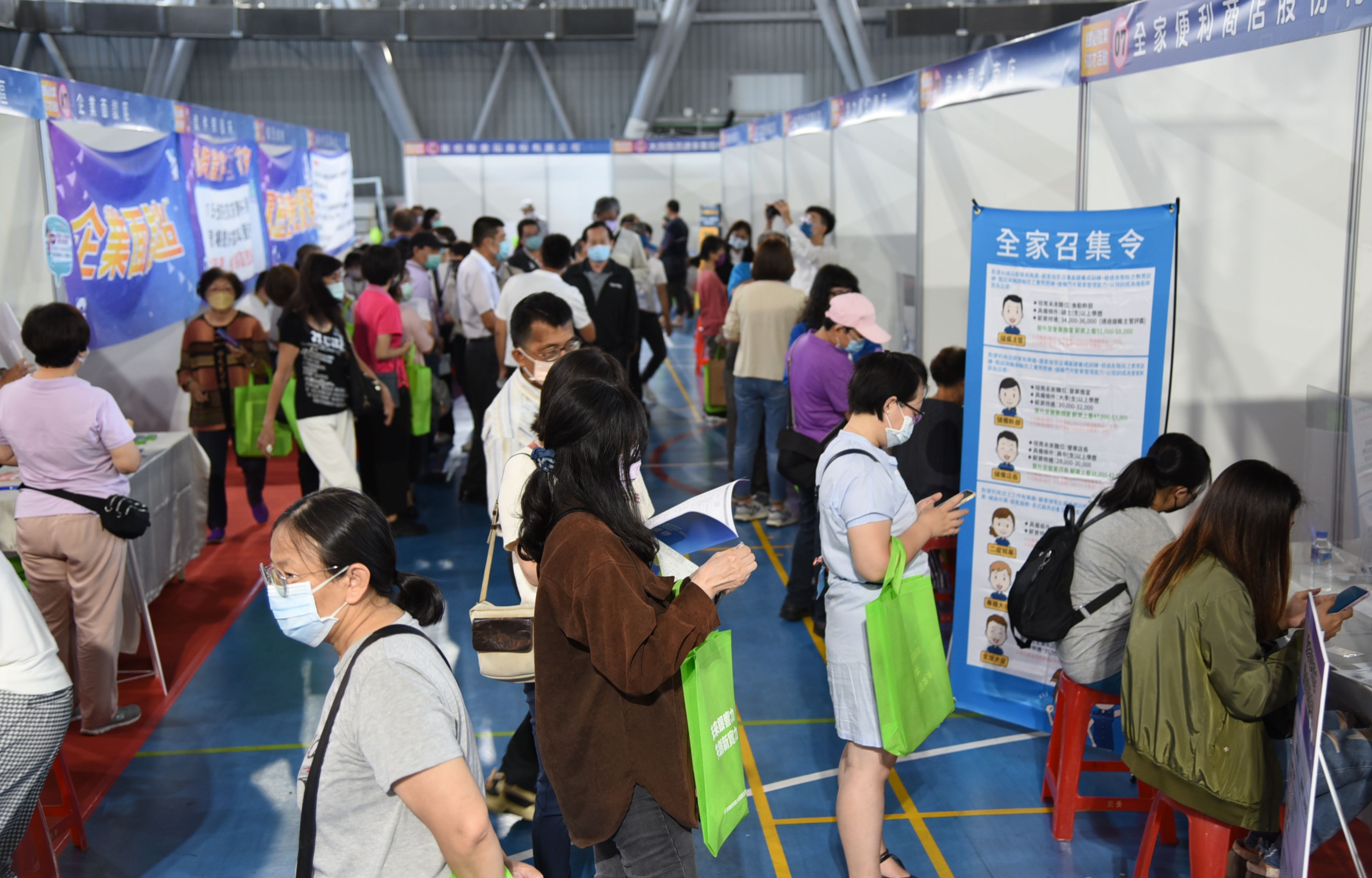 銀髮徵才包括多家知名企業提供500個友善職缺，逾8成工作機會「免經驗」，吸引人潮。