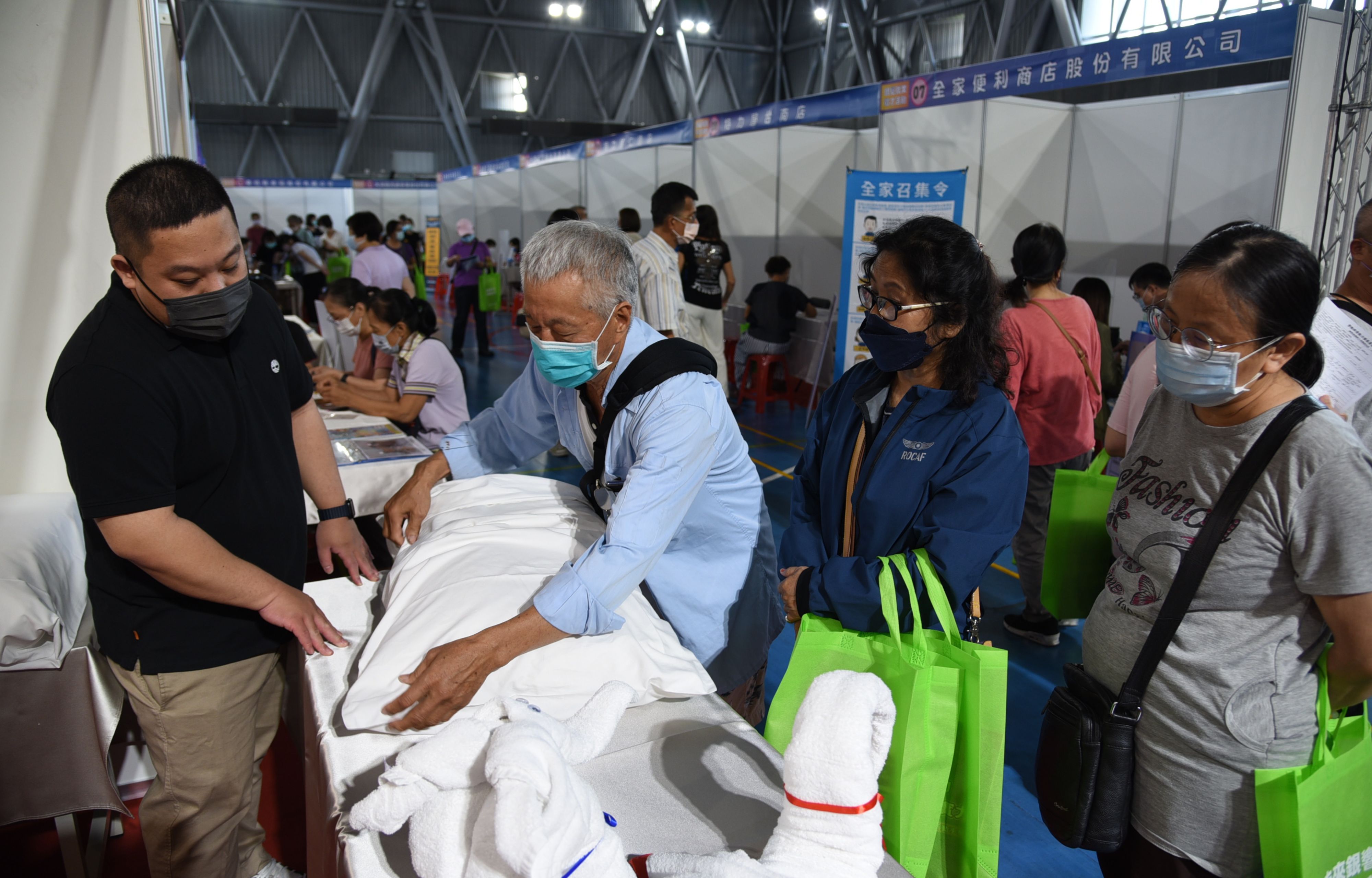 徵才現場規劃「工作體驗專區」，請來老爺行旅資深房務員指導民眾枕頭拆裝技巧，強化民眾對職務的認識。