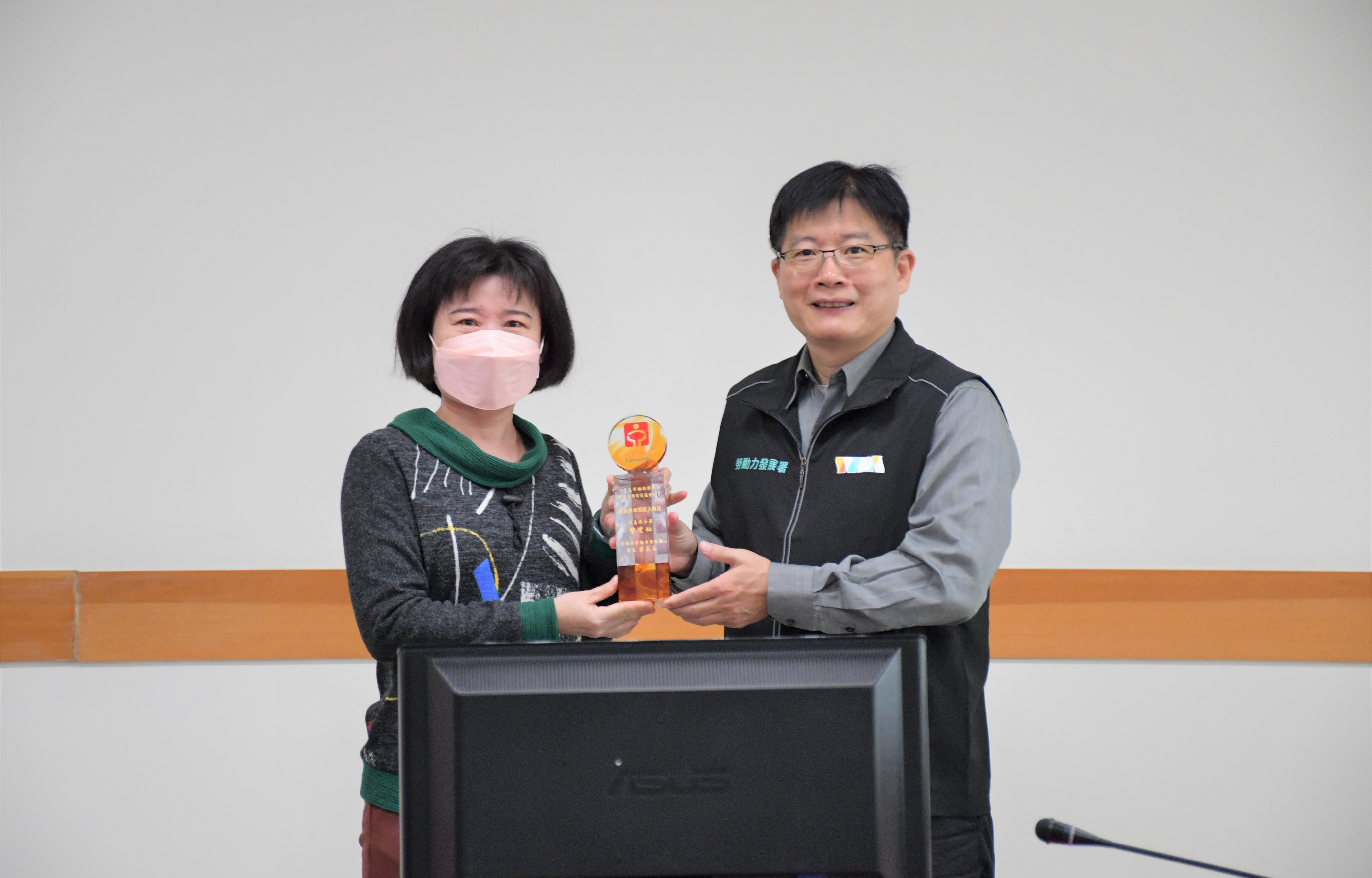 「助人為快樂之本」曾瓊仙8年助5千人就業 勞動部頒發獎座肯定