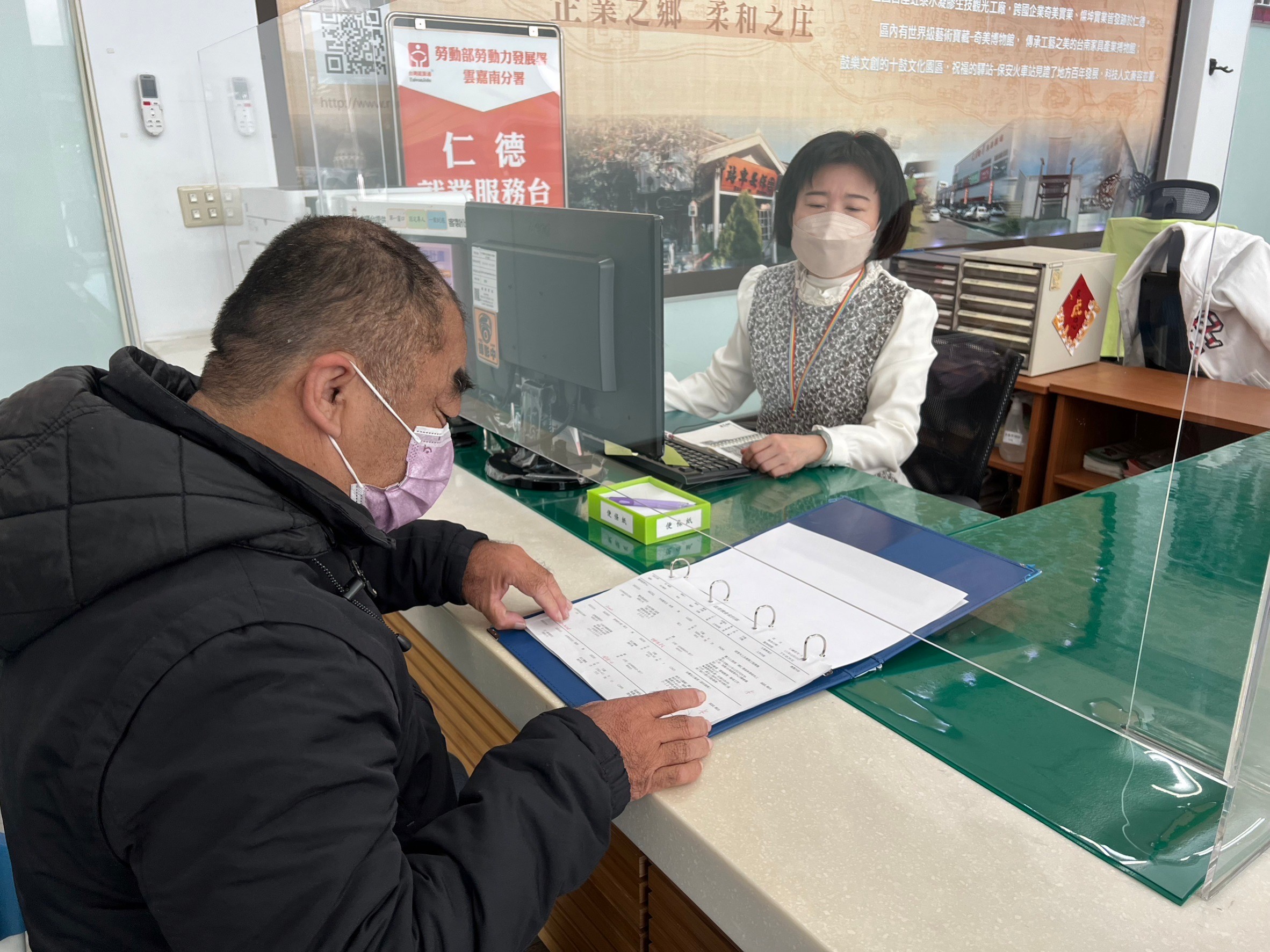 「助人為快樂之本」曾瓊仙8年助5千人就業 勞動部頒發獎座肯定