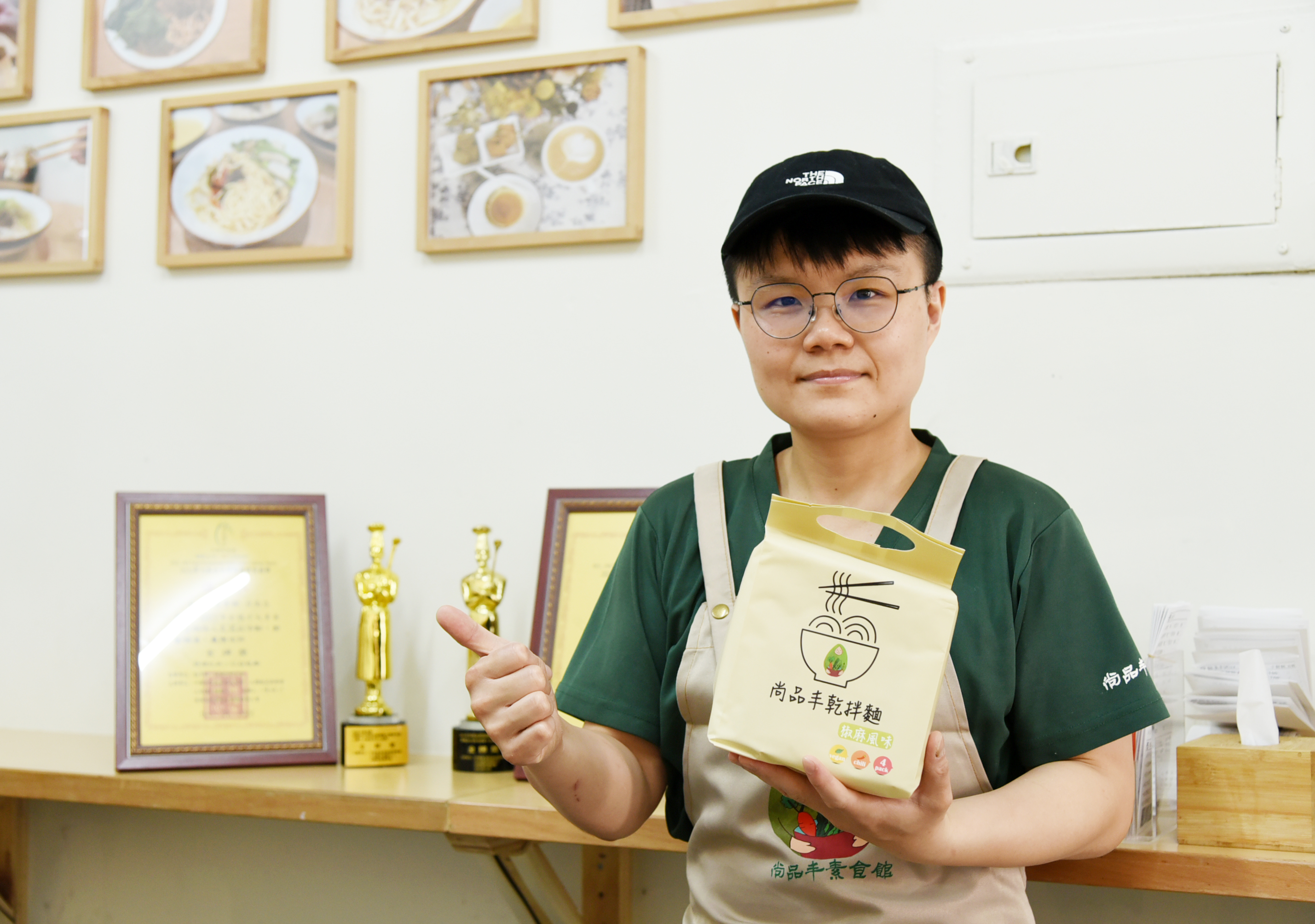葉倸君開發椒麻口味乾拌麵，成功打入國內大型素食超市通路。