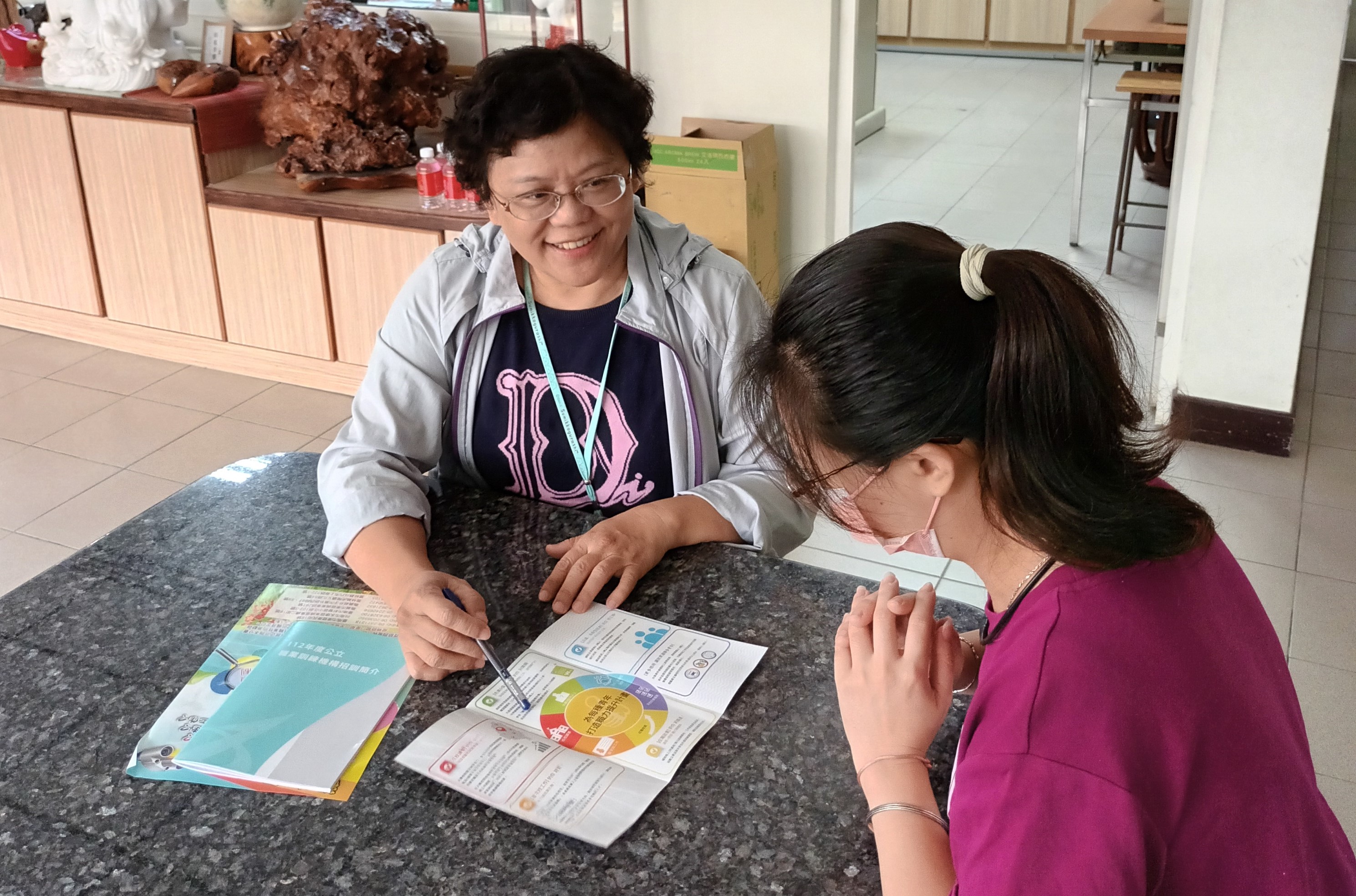 南分署服務量能獲肯定 發展署頒發「績優服務人員」獎座表揚