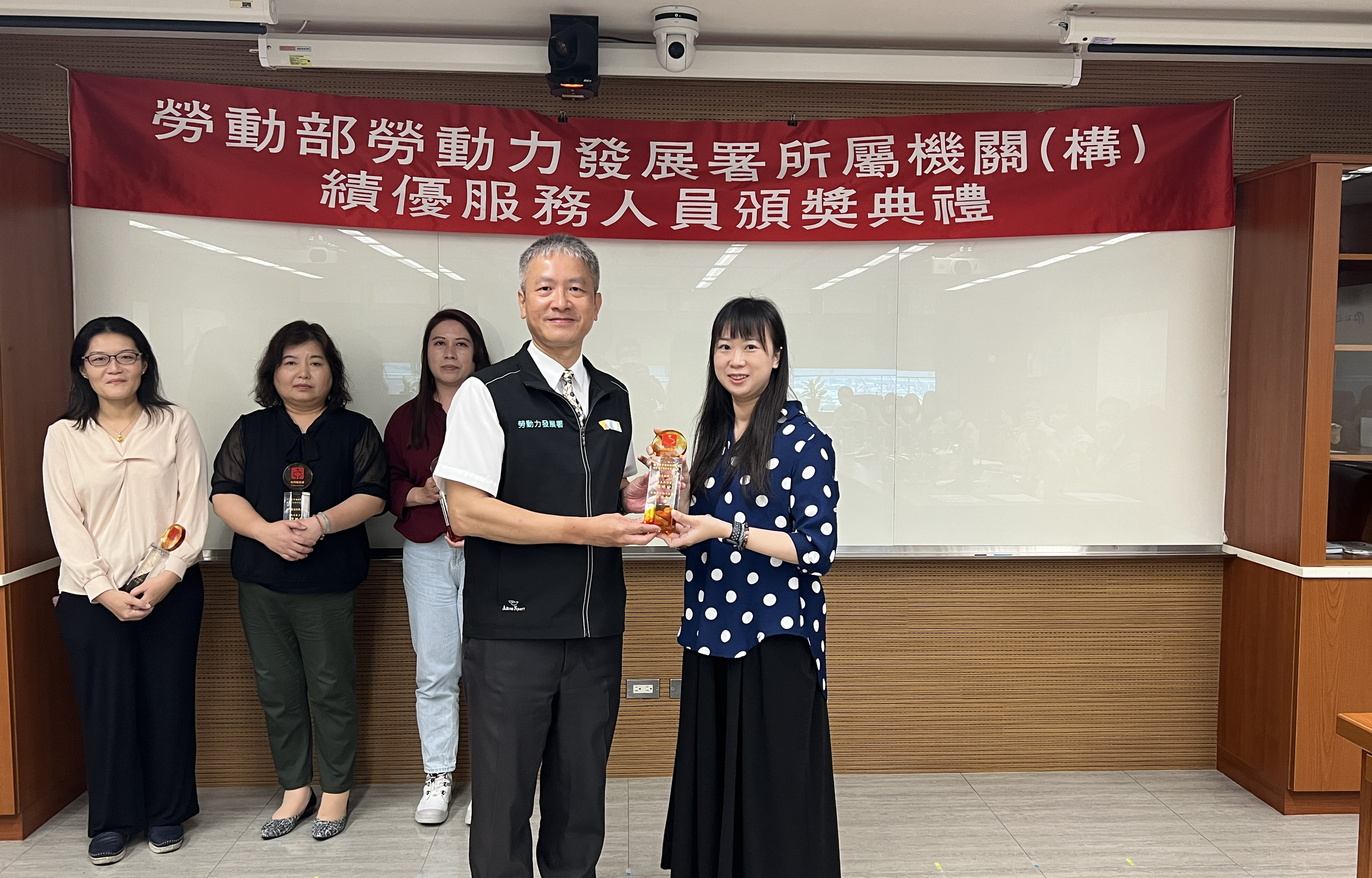 南分署服務量能獲肯定 發展署頒發「績優服務人員」獎座表揚