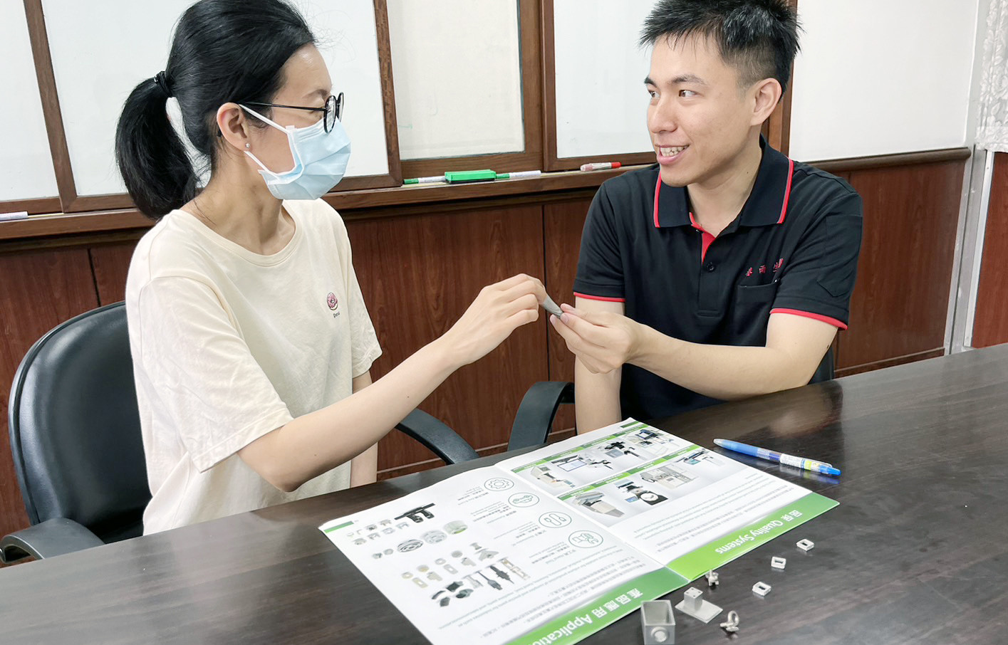 84年次郭人豪(右)經由青年職得好評計畫的協助，順利找到業務人員工作，負責開發國內外客戶。