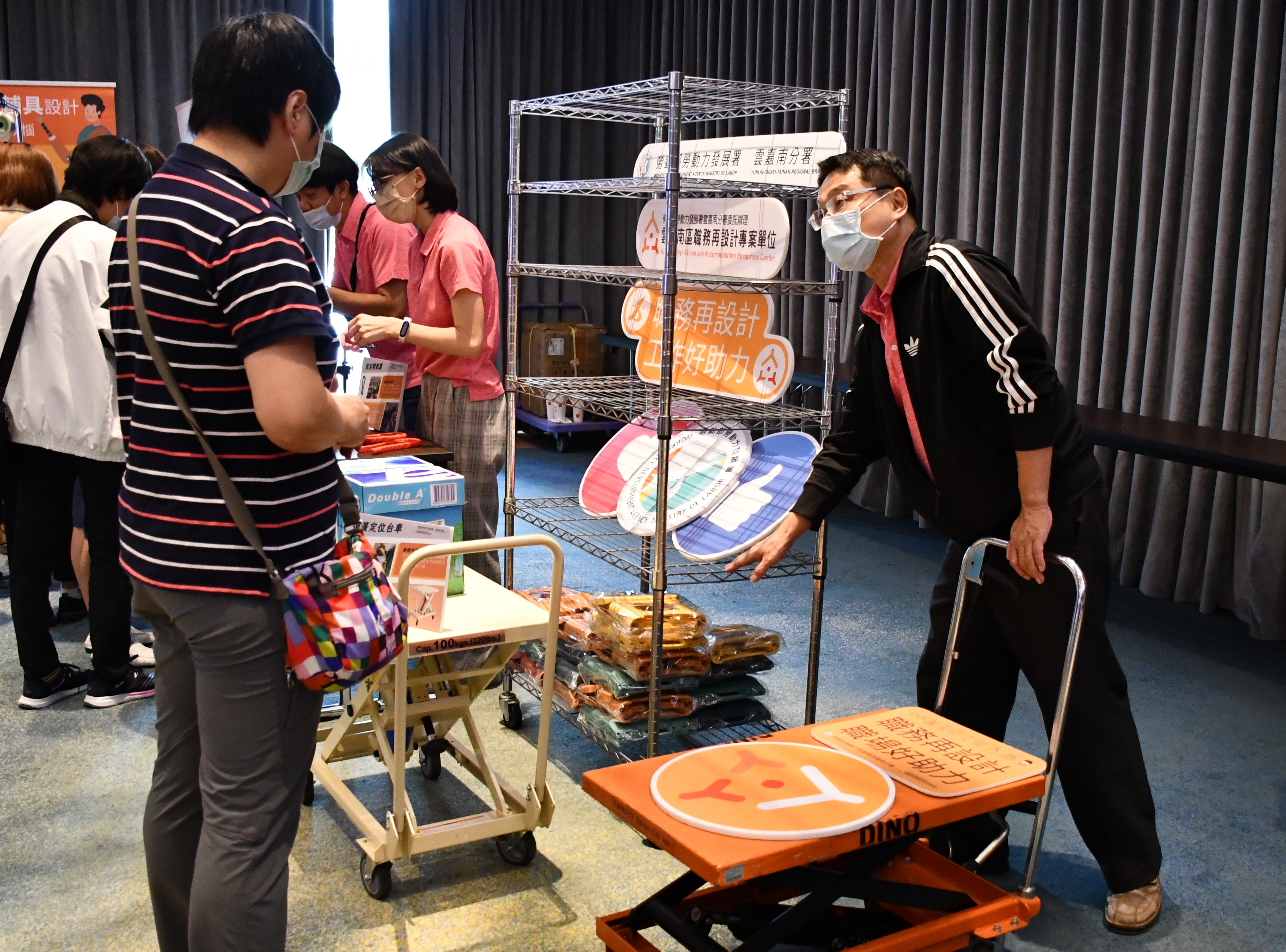 通傳：銀髮論壇現場特別設置「職務再設計」攤位，吸引不少來賓駐足體驗。
