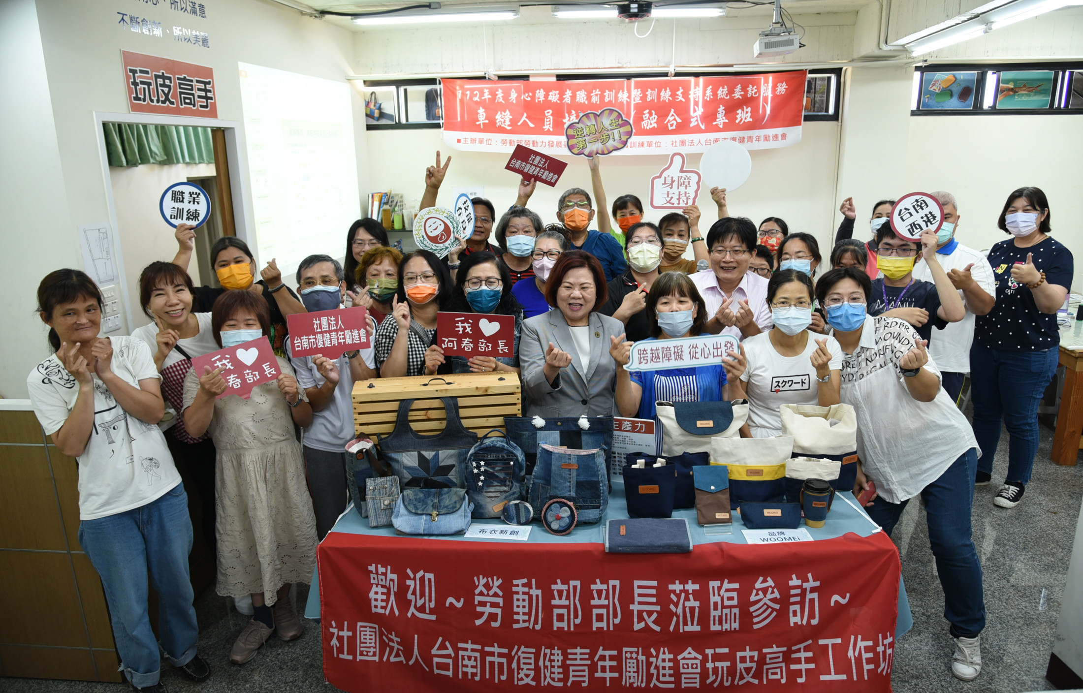 勞動部長許銘春到也為皮雕職訓學員加油打氣。