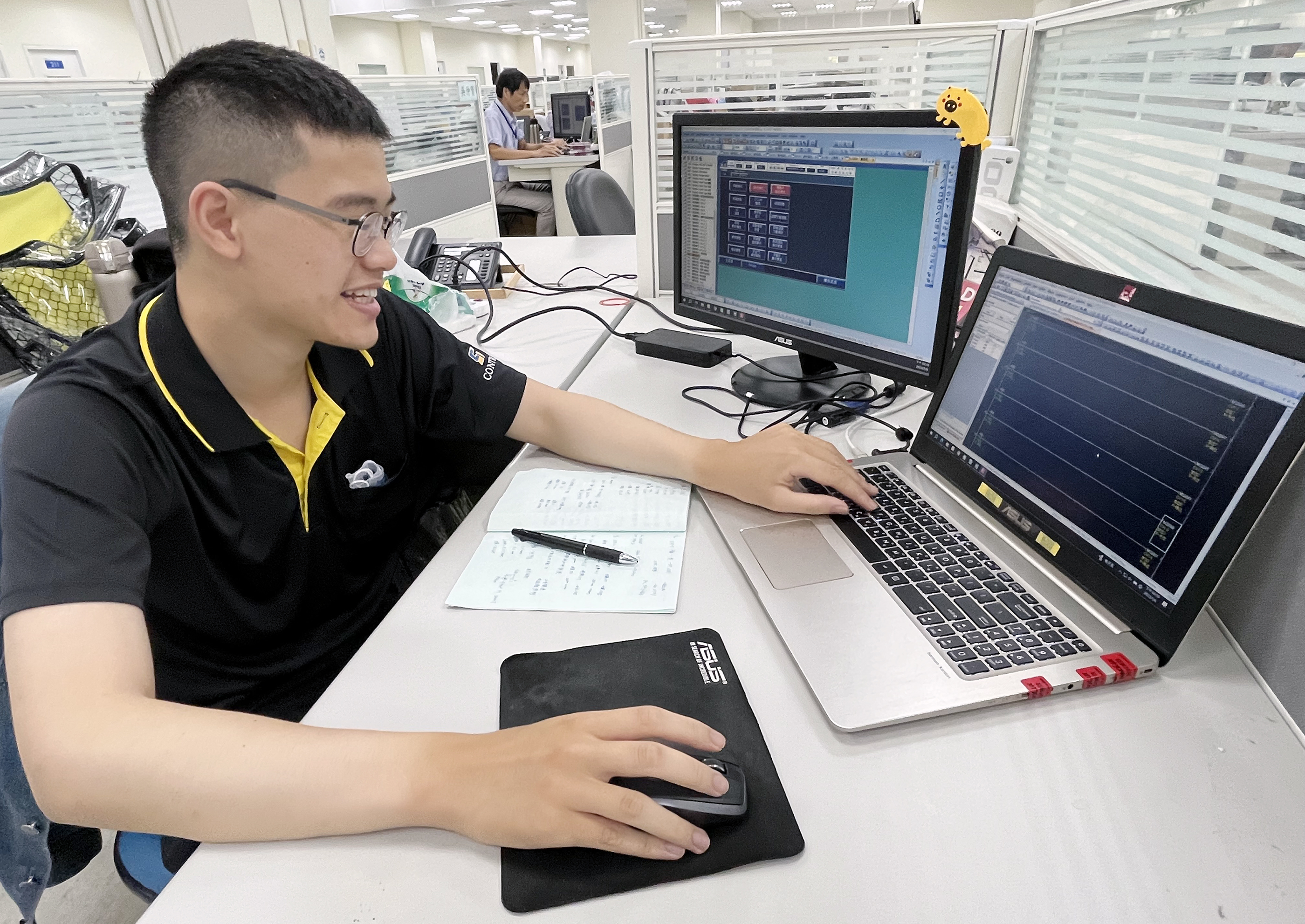 張智超透過青年就業旗艦計畫進到東捷科技擔任程控工程師，讓他短時間從菜鳥變老手，現他已自己主責一個全新專案。