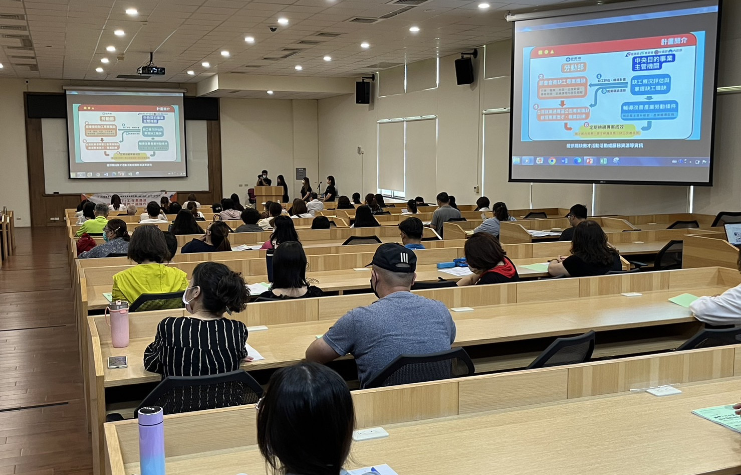 通稿1-勞動部雲嘉南分署今(3)日舉辦說明會，提醒在職勞工朋友下半年度的「產業人才投資方案」已可上網報名，另勞動部「疫後改善缺工擴大就業方案」嘉義地區也已釋出72餐飲職缺。