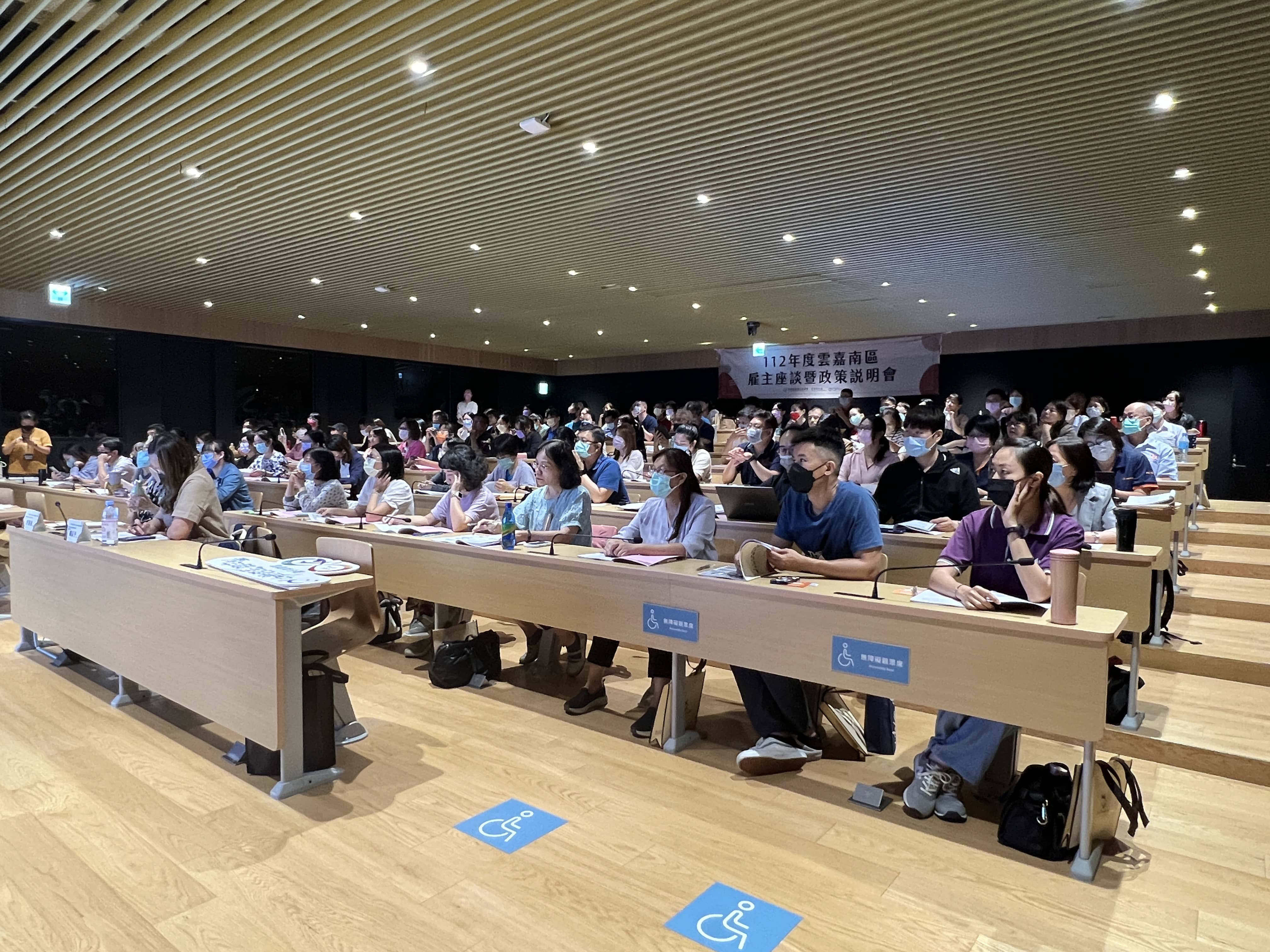 勞動部積極改善疫後產業缺工， 雲嘉南分署邀集企業於今日(4日)在永康新總圖，舉辦雲嘉南區雇主座談暨政策說明會，吸引逾百位企業代表出席參加。