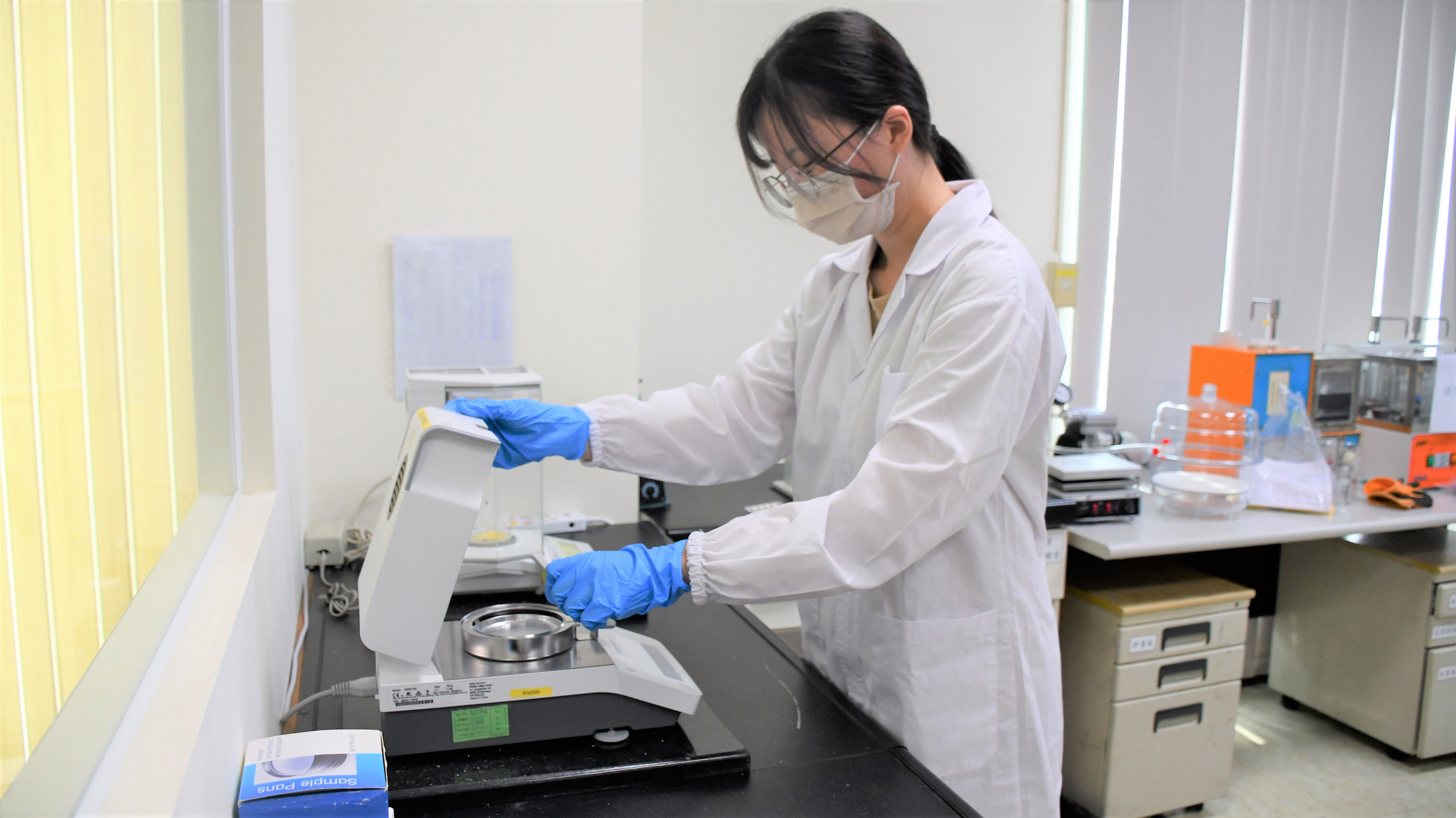 圖說：蔡雅璿運用在「大專青年預聘計畫」實習期間的職場經驗，再透過她精進學術，結訓後還順利考取品保證照，晉升品管中階技術人才。