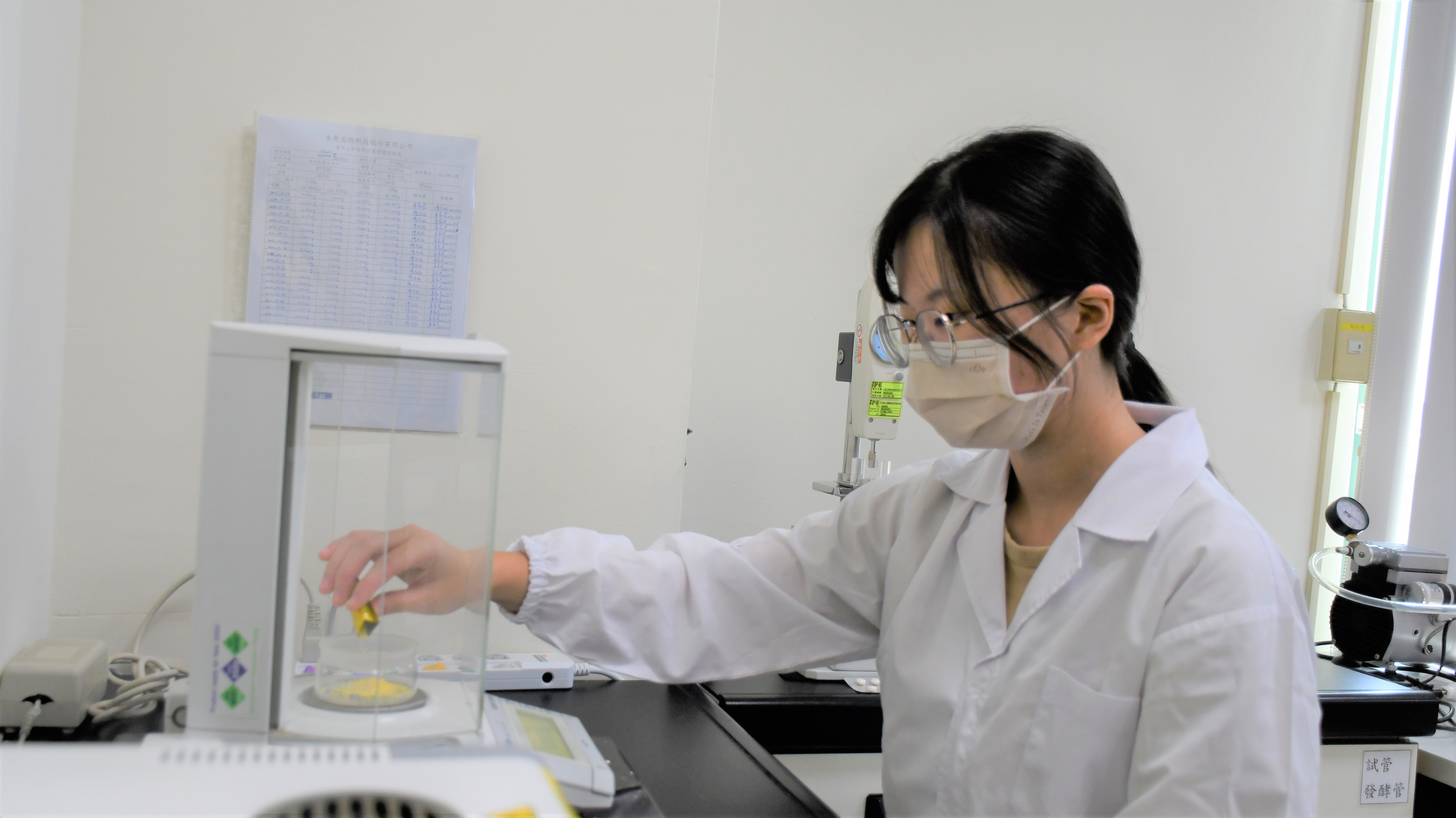 圖說：今年6月剛畢業的蔡雅璿，透過「大專青年預聘計畫」於2月就提早進到職場實習，計畫結束後還獲加薪留任，畢業即就業、無縫接軌！