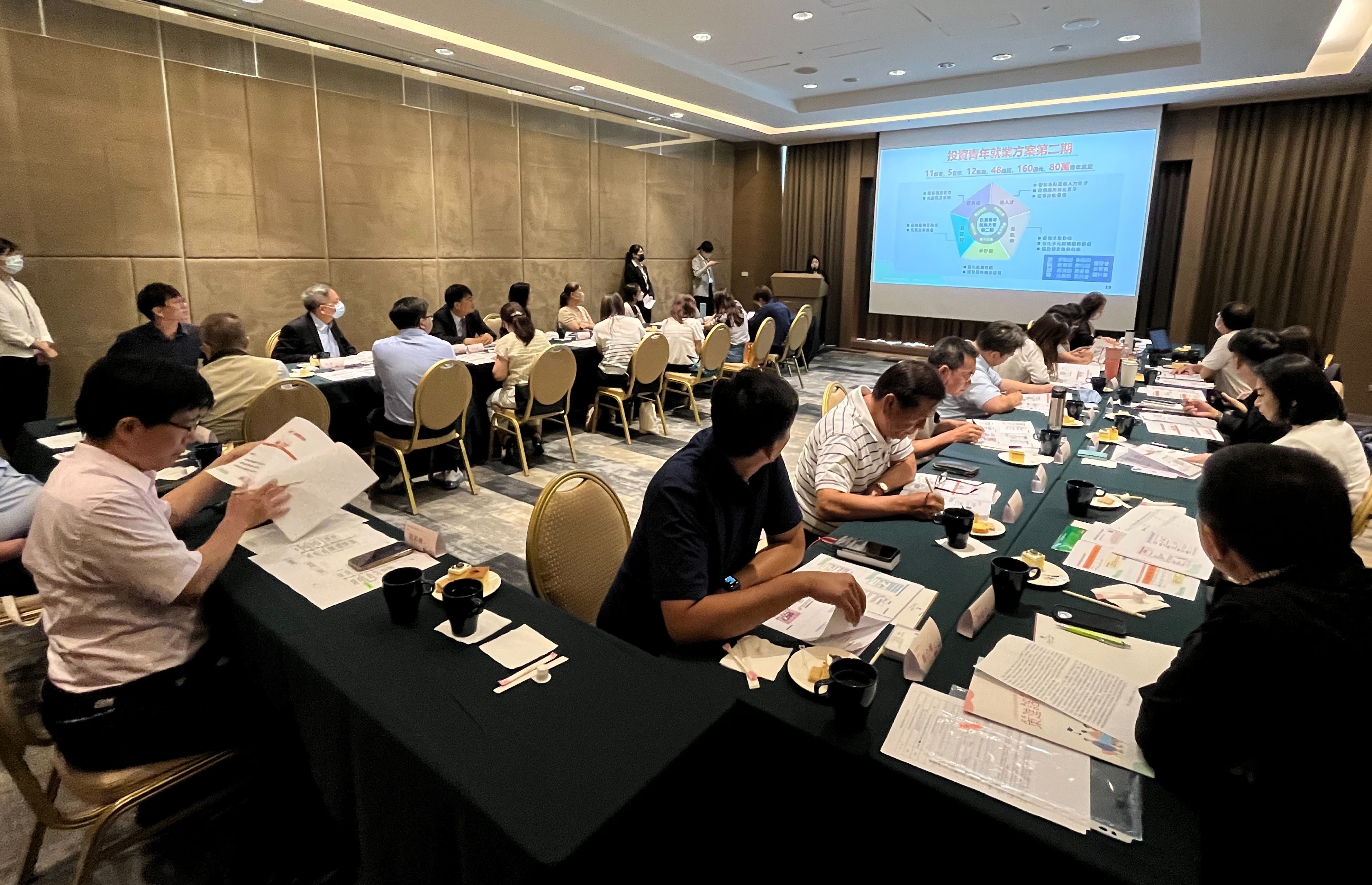 策進諮詢會議現場也說明勞動部近期重大政策方案資源。