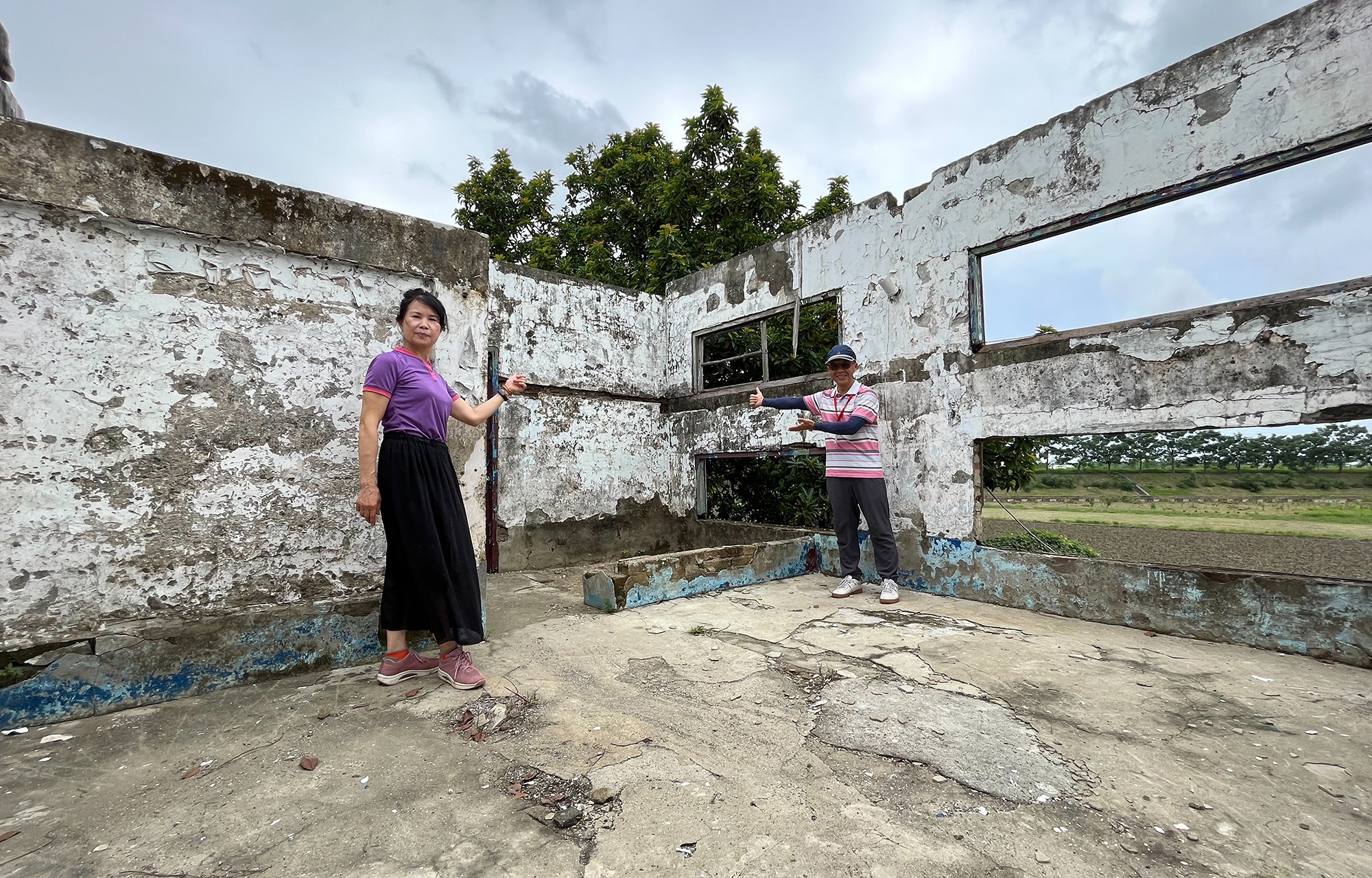 蔡憲忠(右)與朱俐蓉(左)兩位高年級生，透過勞動部多元就業方案進入中生社區，運用過往經驗為社區注入銀色活力。