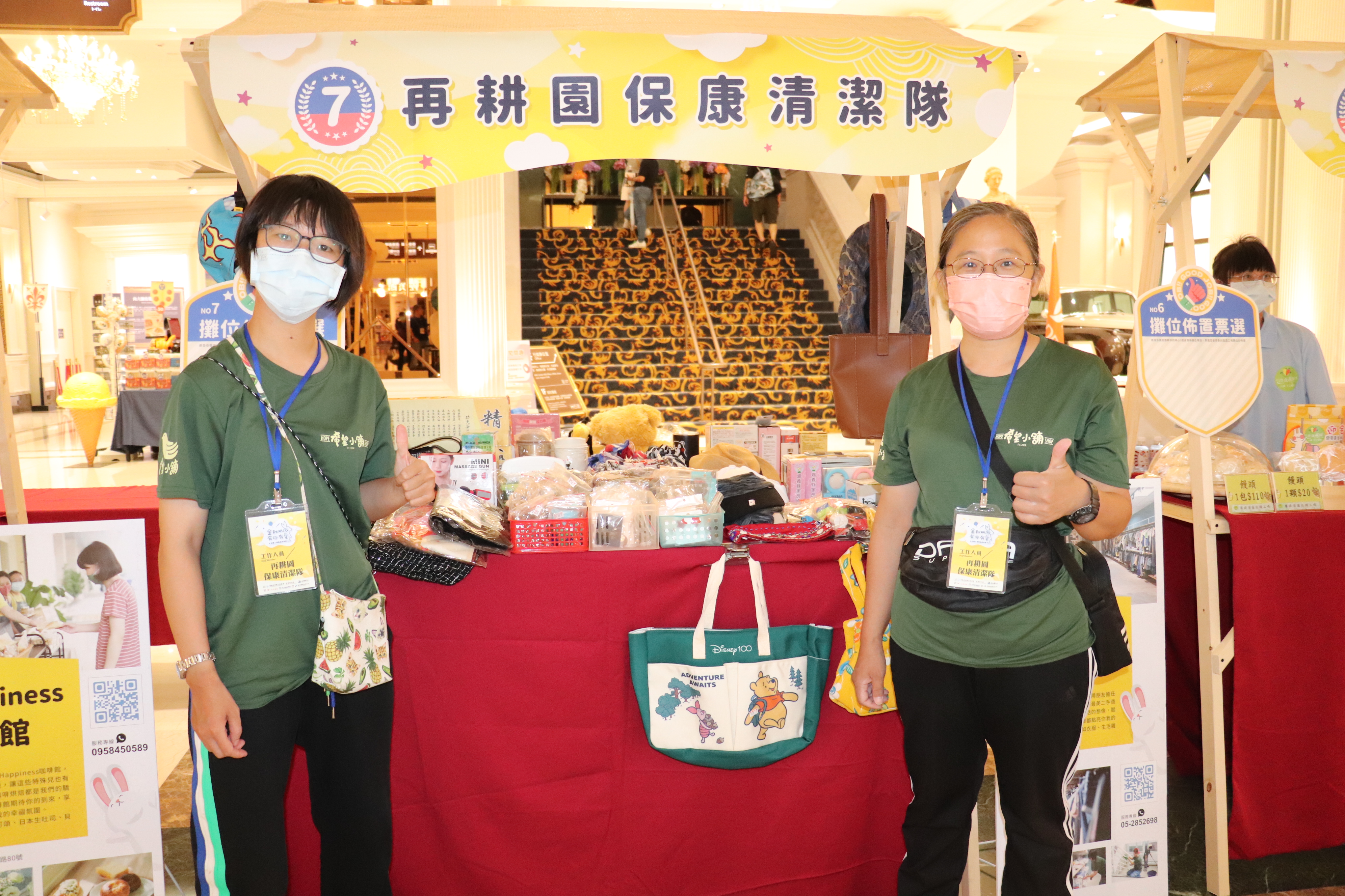 通稿-芳姊(右)進入再耕園工作已3年2個月，感謝庇護工場給予穩定工作機會，也從服務客人中獲得滿滿成就感。