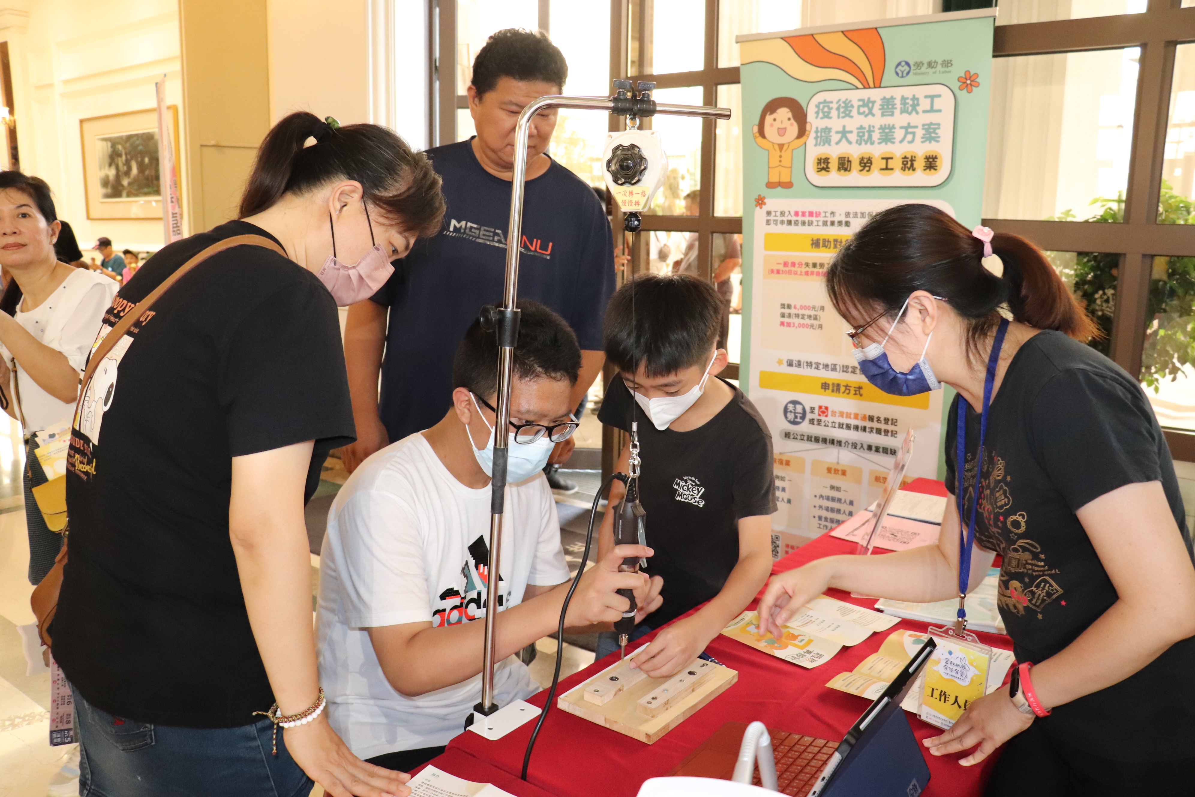 通稿-勞動部雲嘉南分署邀民眾親身體驗實際體會身心障礙者、中高齡及高齡者在工作及生活上會遭遇到的不便，及利用「職務再設計」改善後的成效。