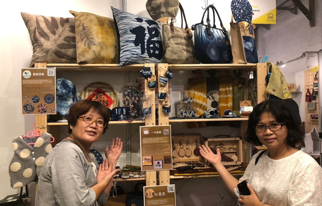 通稿-中高齡創業者林姮惠(右)及陳婌妝(左)，將藍染與拼布、編織、烙畫、服裝設計等工藝結合，開發百件以上商品，在勞動部南方創客基地創業資源輔導下，順利營運工作室，開啟事業第二春。