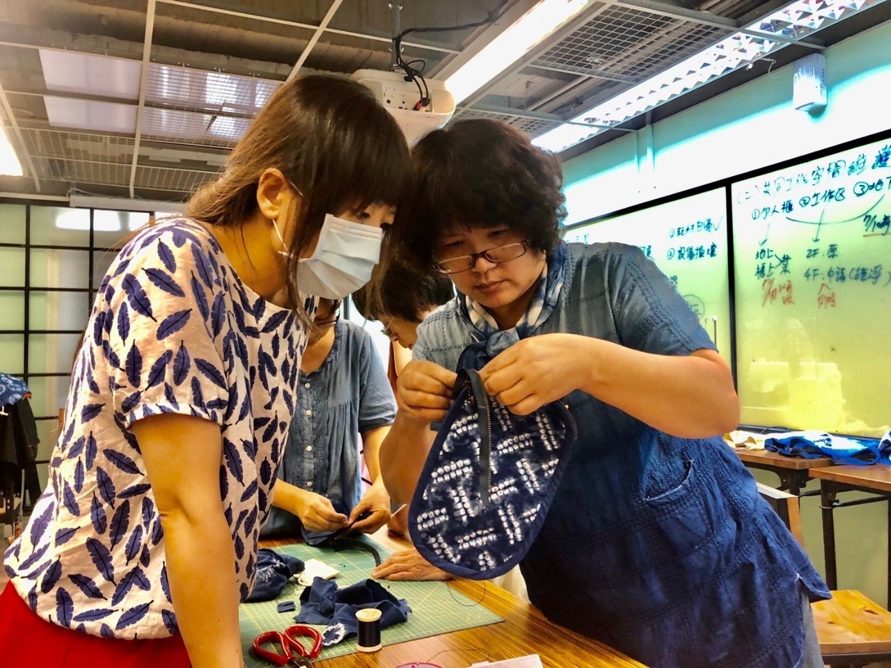 通稿-陳婌妝(右)鼓勵民眾善加利用政府的免費資源，她在創業初期進駐南方創客基地，運用各類數位自造工具及資源，慢慢拓展客源、成功打響口碑！