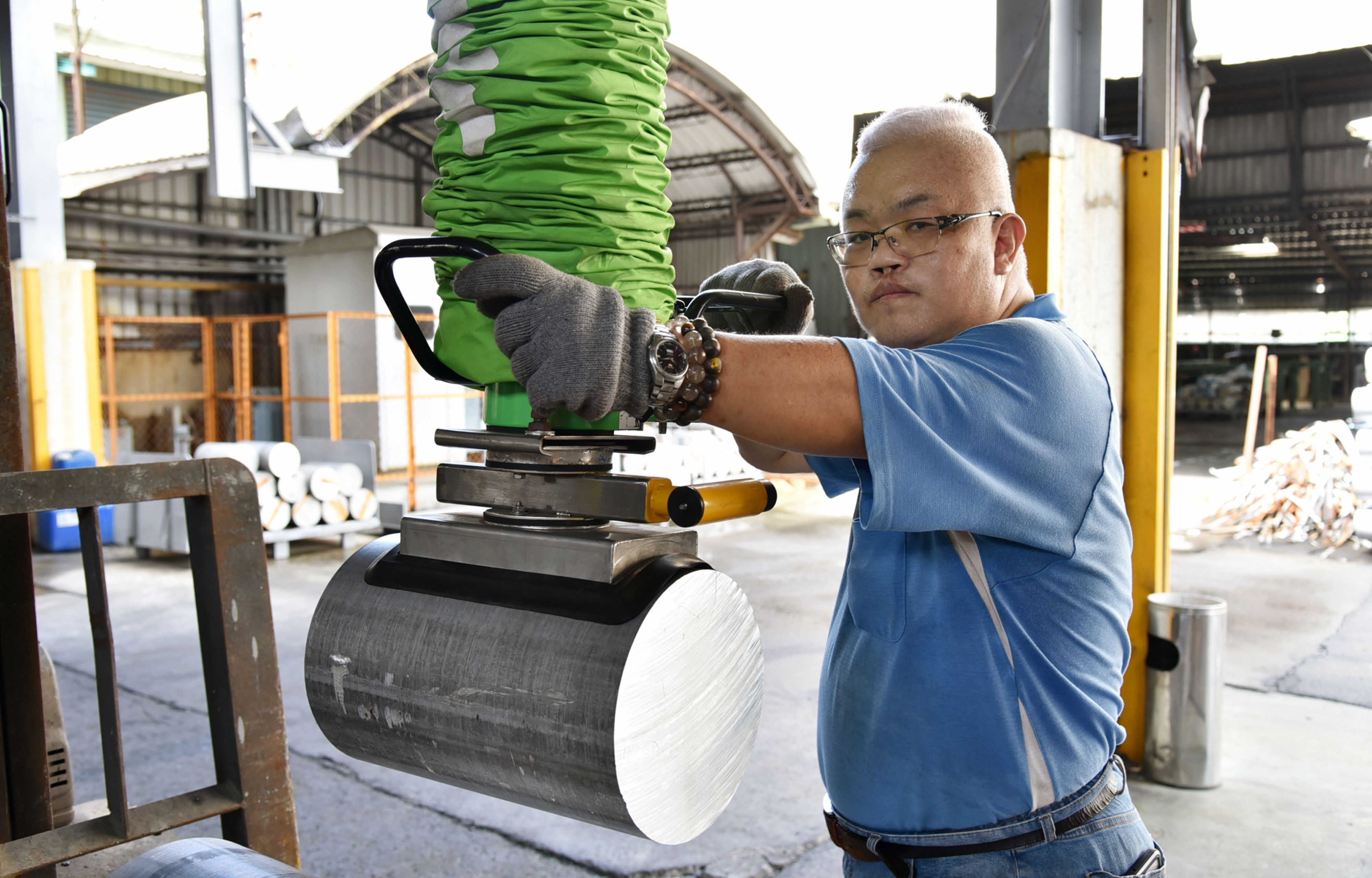 東信輕金屬50歲員工蕭伯宗說，工作需要搬平均重量70公斤鋁錠，對身體負擔很大，自從有了輔具之後，工作更加輕鬆愉快。3