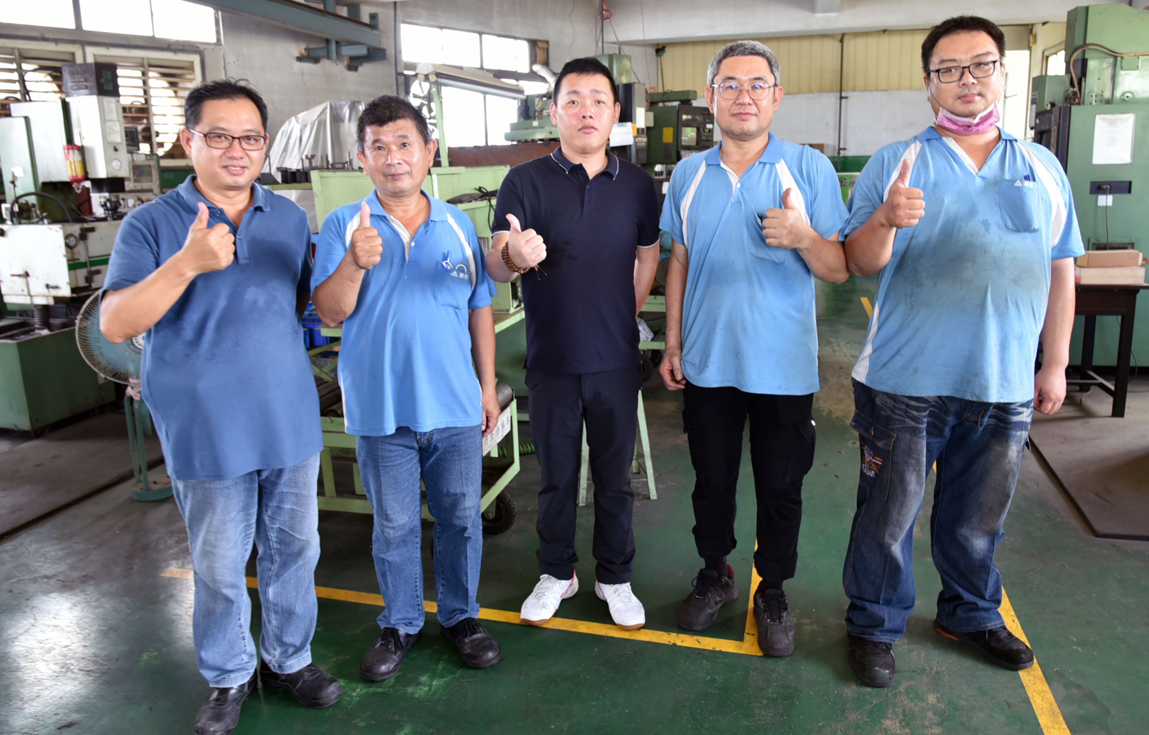 現已是第三代接班的東信輕金屬董事長林彥伯(中)說，很多員工都是跟著父執輩打拼下來的老員工，想讓他們續留職場。2