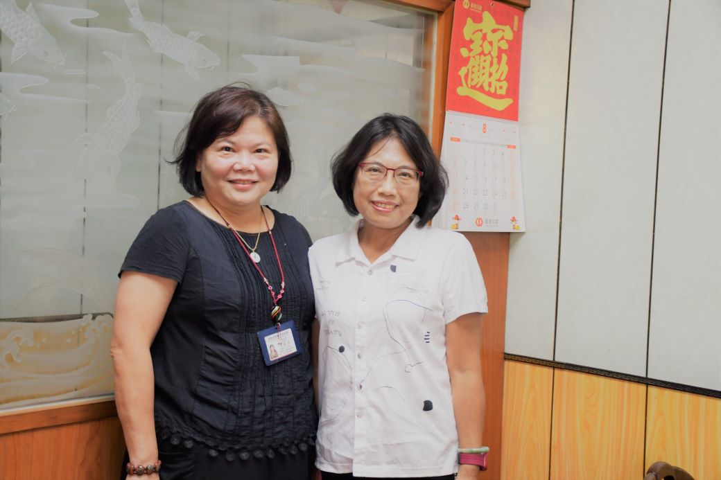 斗六就業中心王麗娟就服員(左)積極協助陳美惠(右)求職，並運用僱用獎助措施讓她成功錄取同慶纖維公司。