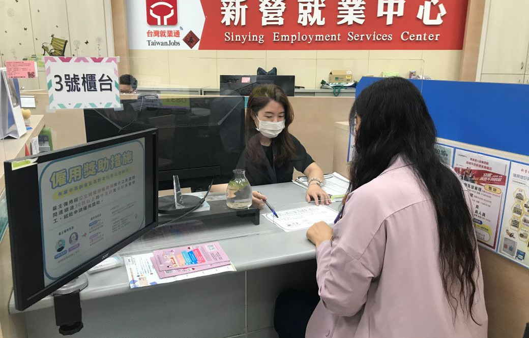 勞動部為鼓勵雇主僱用中高齡及高齡失業勞工，若以全時工作僱用者，將發給雇主每人每月最高1.5萬元、最長12個月，總計可獲18萬元獎助津貼。