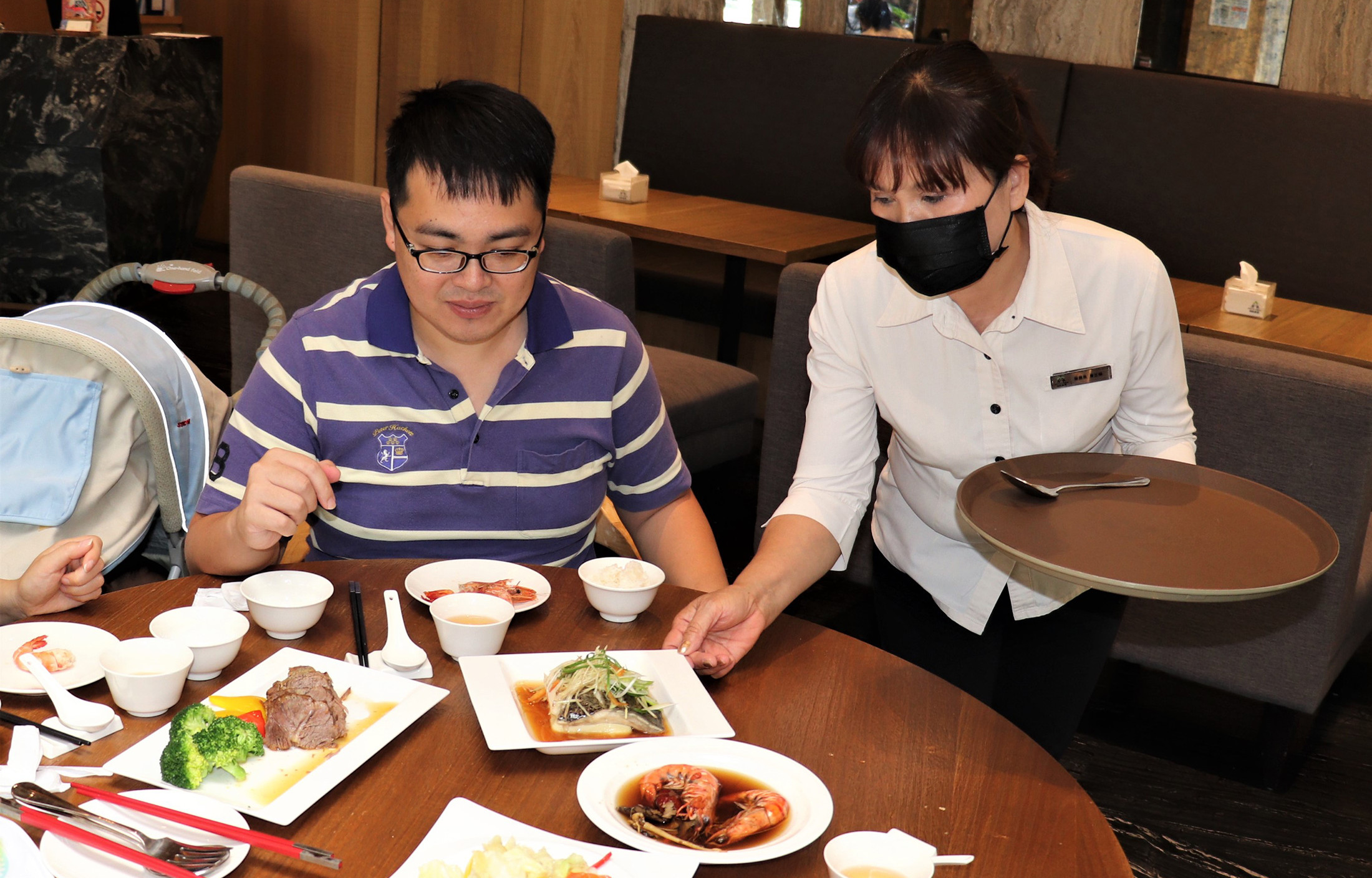 今年雲嘉南區1-7月的工作機會中，餐飲業、零售業的職缺較去年同期大幅成長。