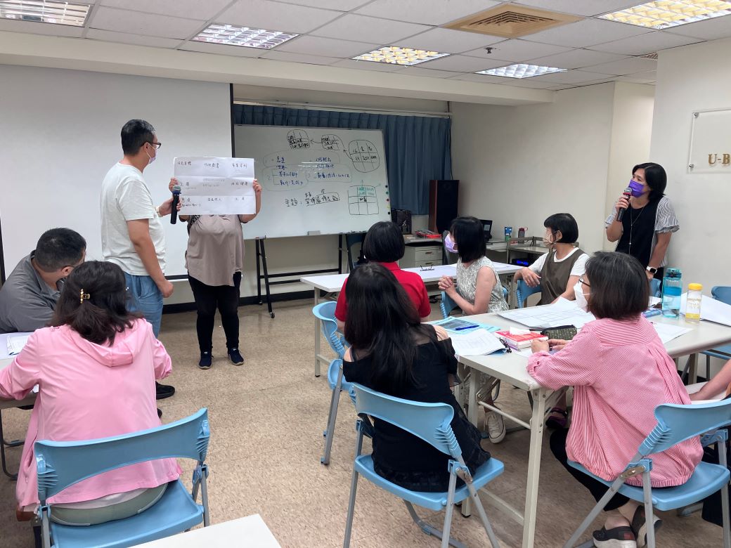 「銀髮人才職場重返及見習活動」講師透過分組教導與會民眾，履歷撰寫及面試技巧