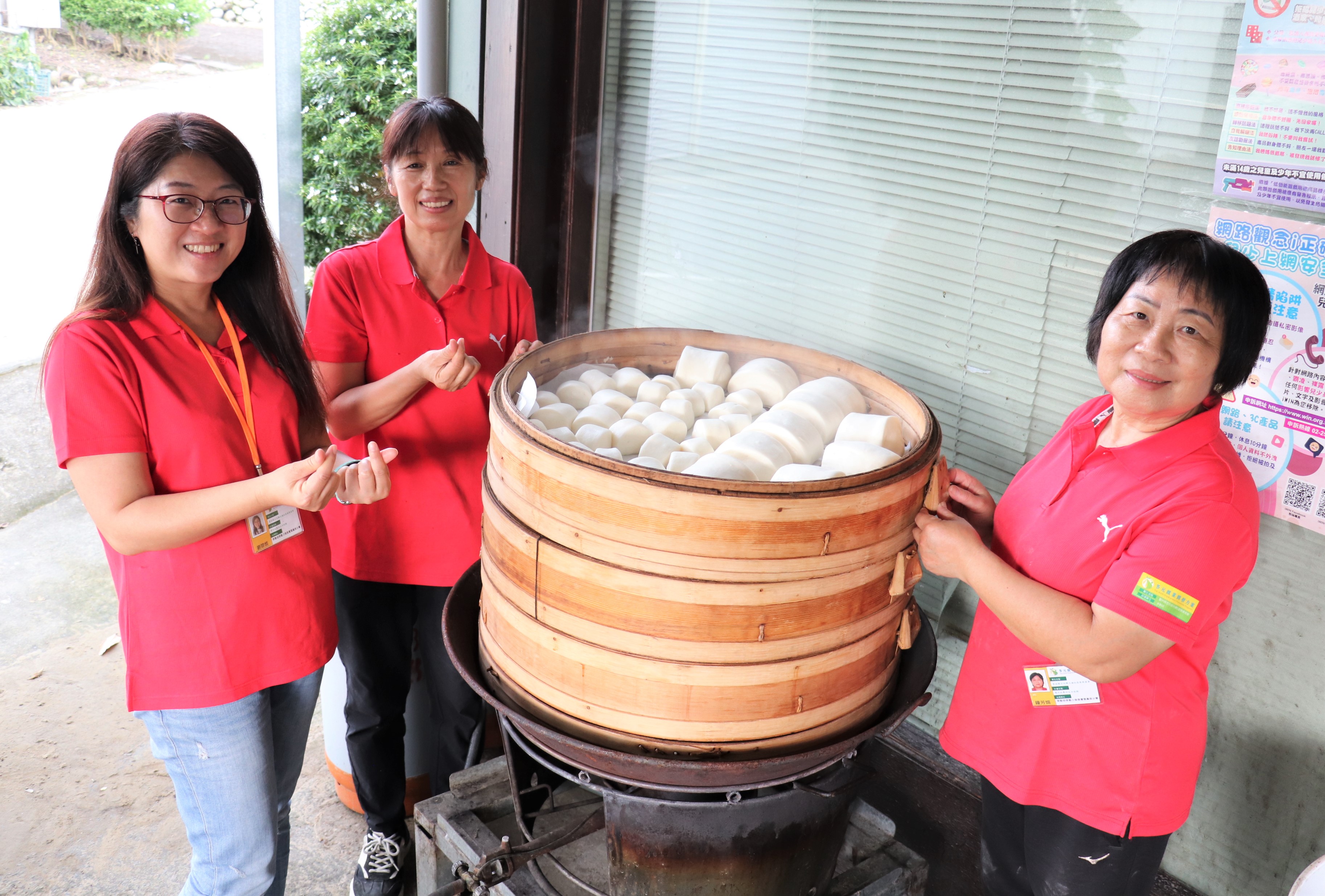 通稿-劉翠娟(左)因勞動部「多元就業開發方案」，睽違16年成功重返職場！