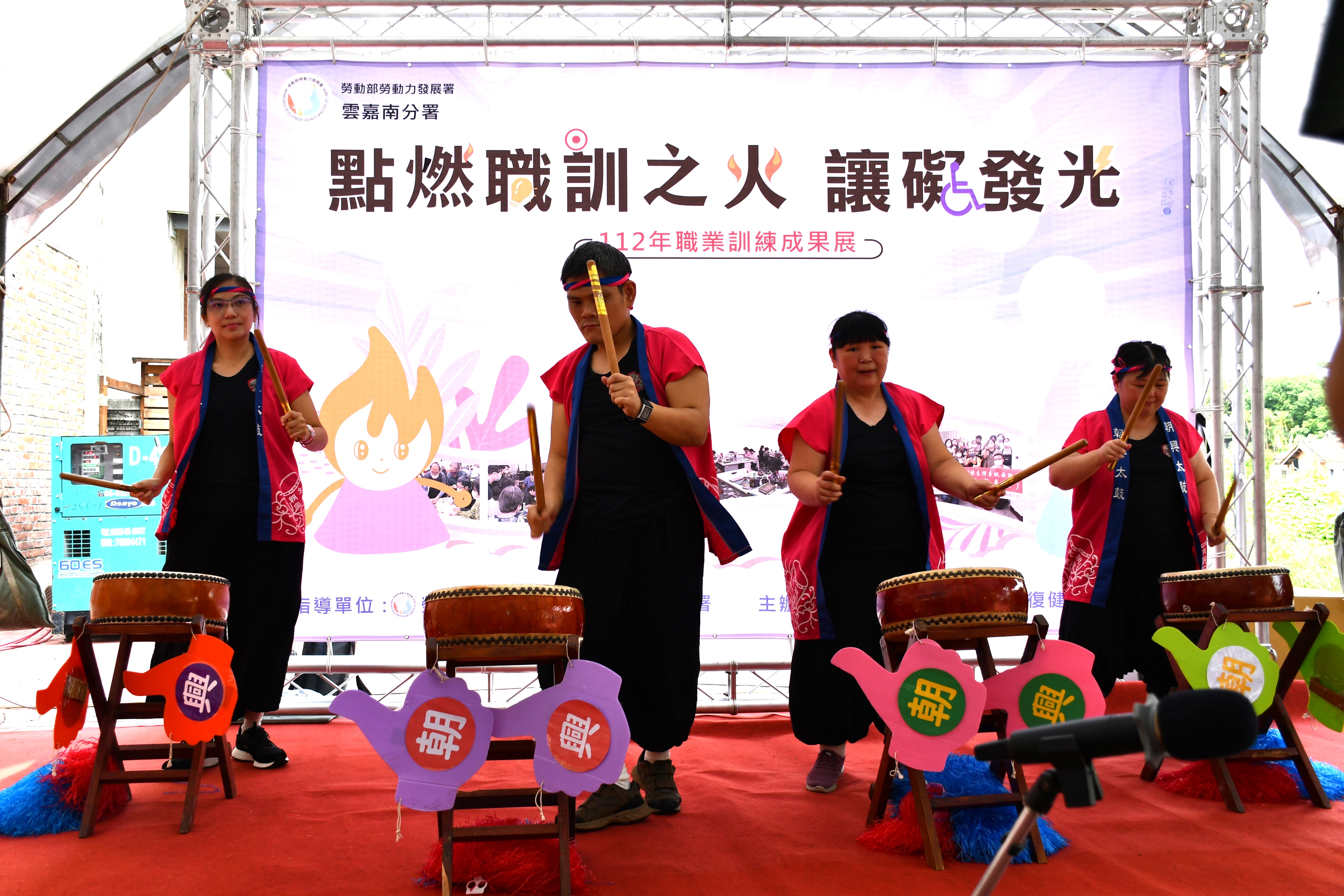 「點燃職訓之火讓礙發光」成果發表會由身障團體表演元氣太鼓熱鬧開場，吸引民眾目光。