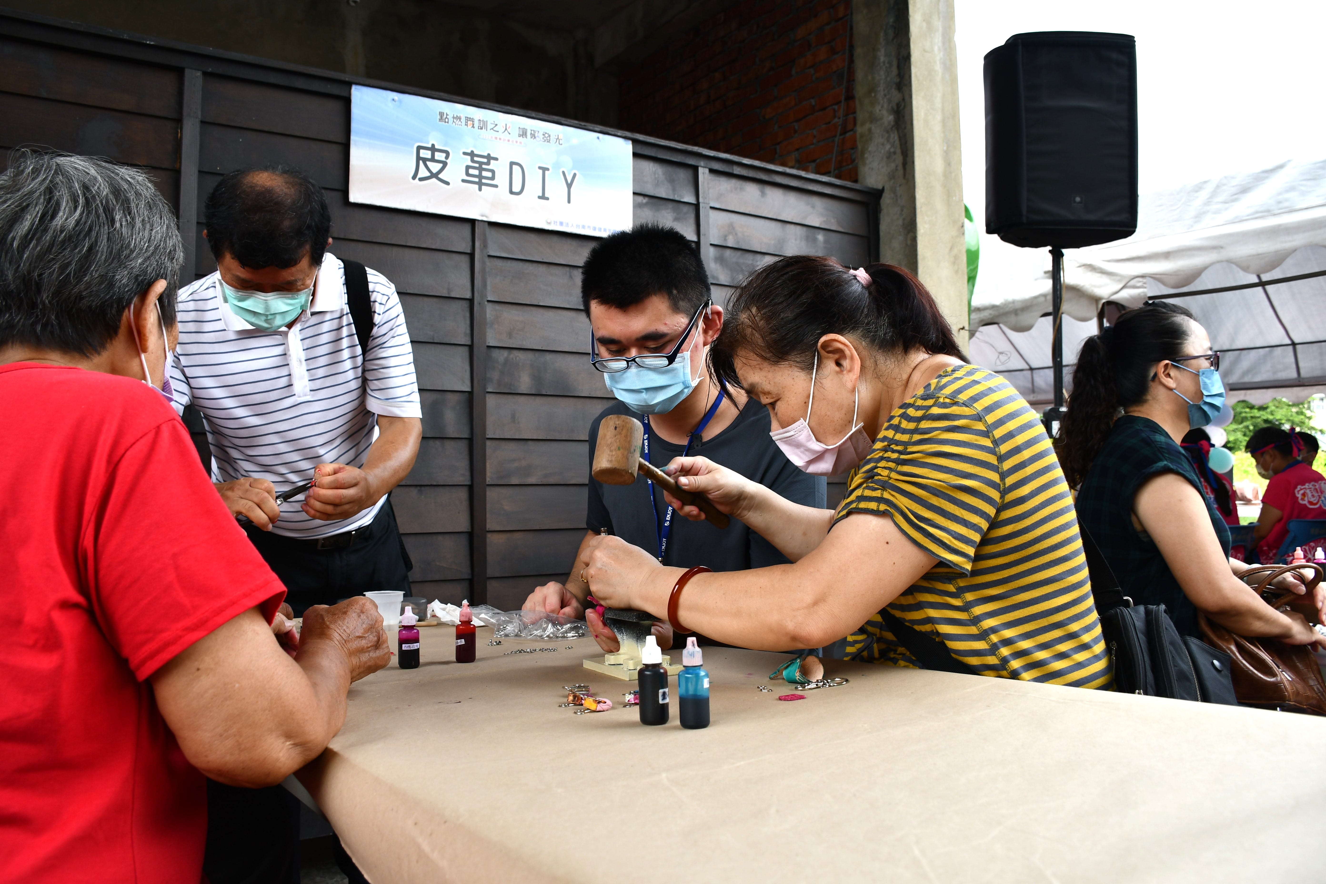 「點燃職訓之火讓礙發光」成果發表會現場還有提供皮革及車縫免費DIY，讓民眾也能感受玩皮、布樂趣。
