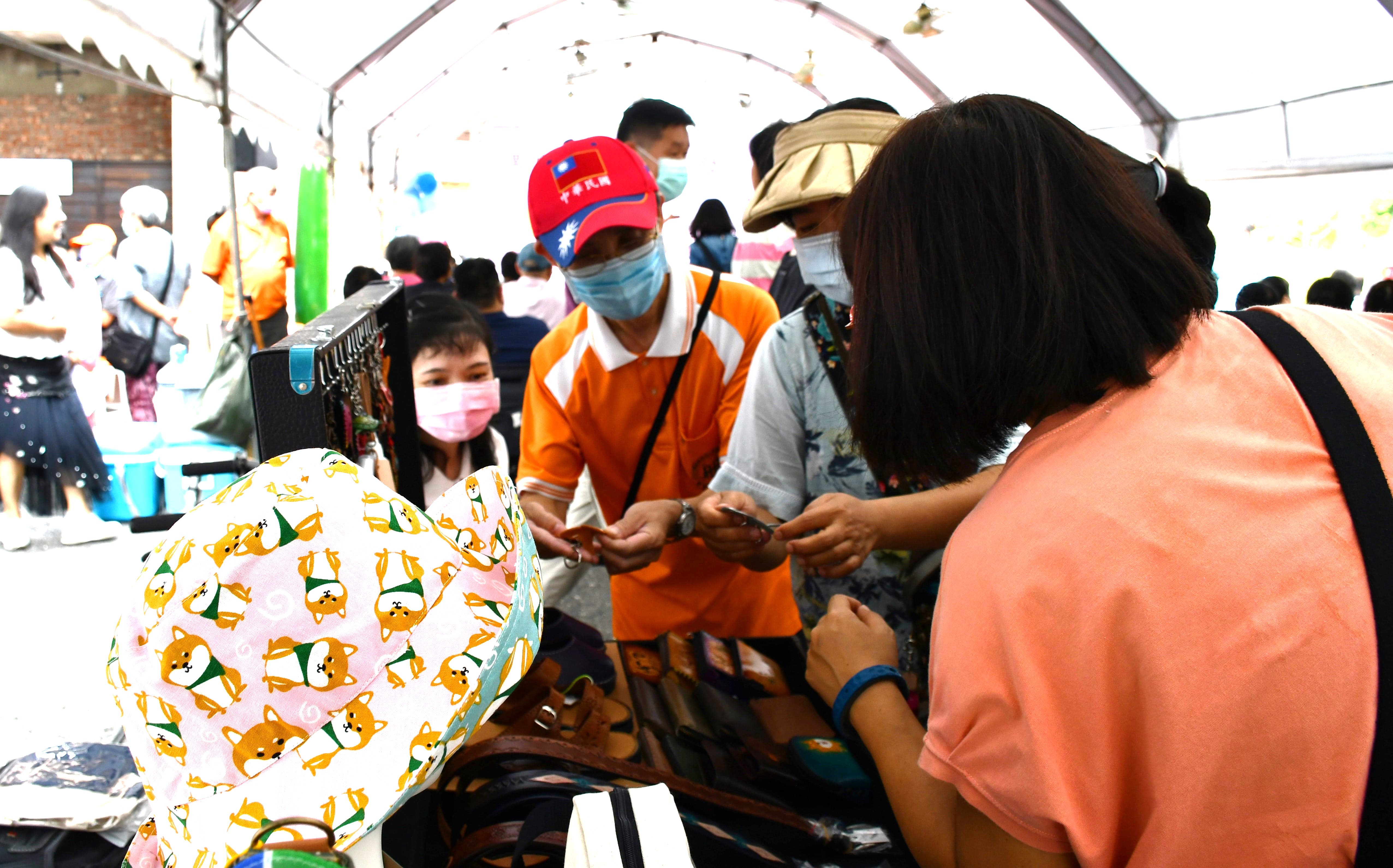 阿豐(左2)透過勞動部職業訓練的培訓下，讓從皮革工藝零經驗的阿豐，從素人晉升匠人。