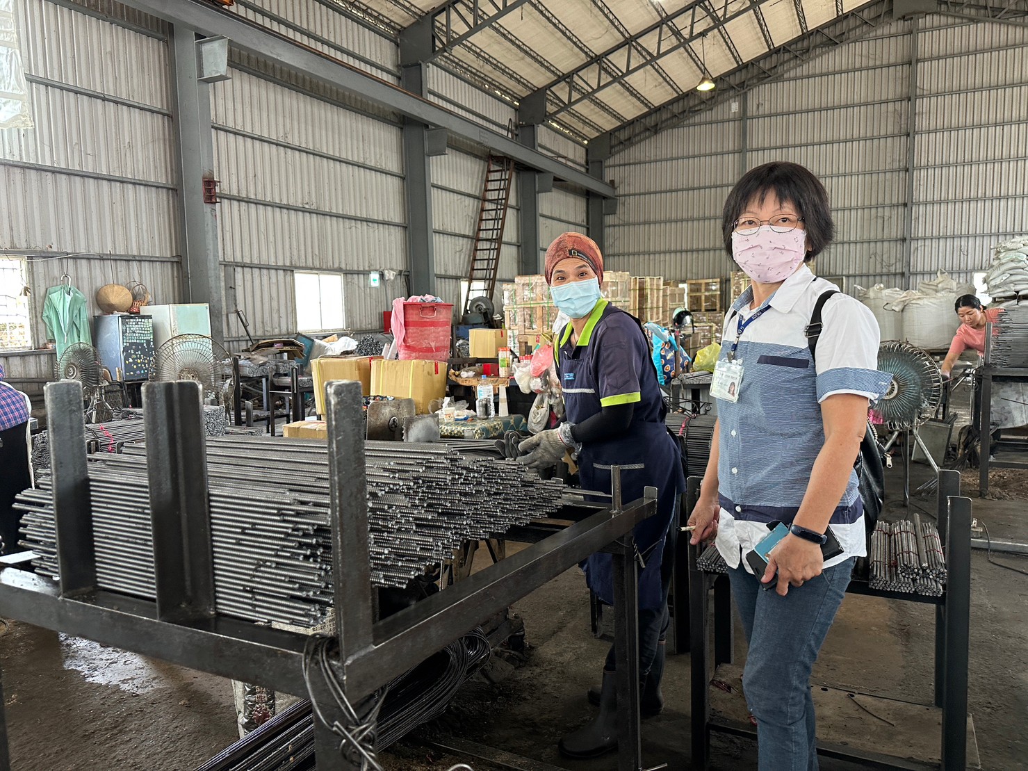 王大姐(左)在新營就業中心就服員李美琴(右)積極推介並運用就業促進工具，順利錄取宗興鐵線廠。