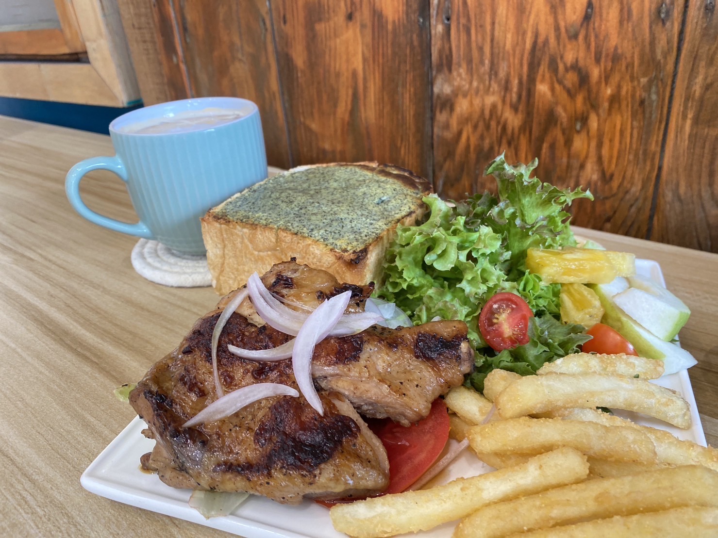 陳卉珊不僅將原民元素的馬告加入餐點中，研發出特別的早午餐口味，為了追求極致，連土司也是自己手作烘培。