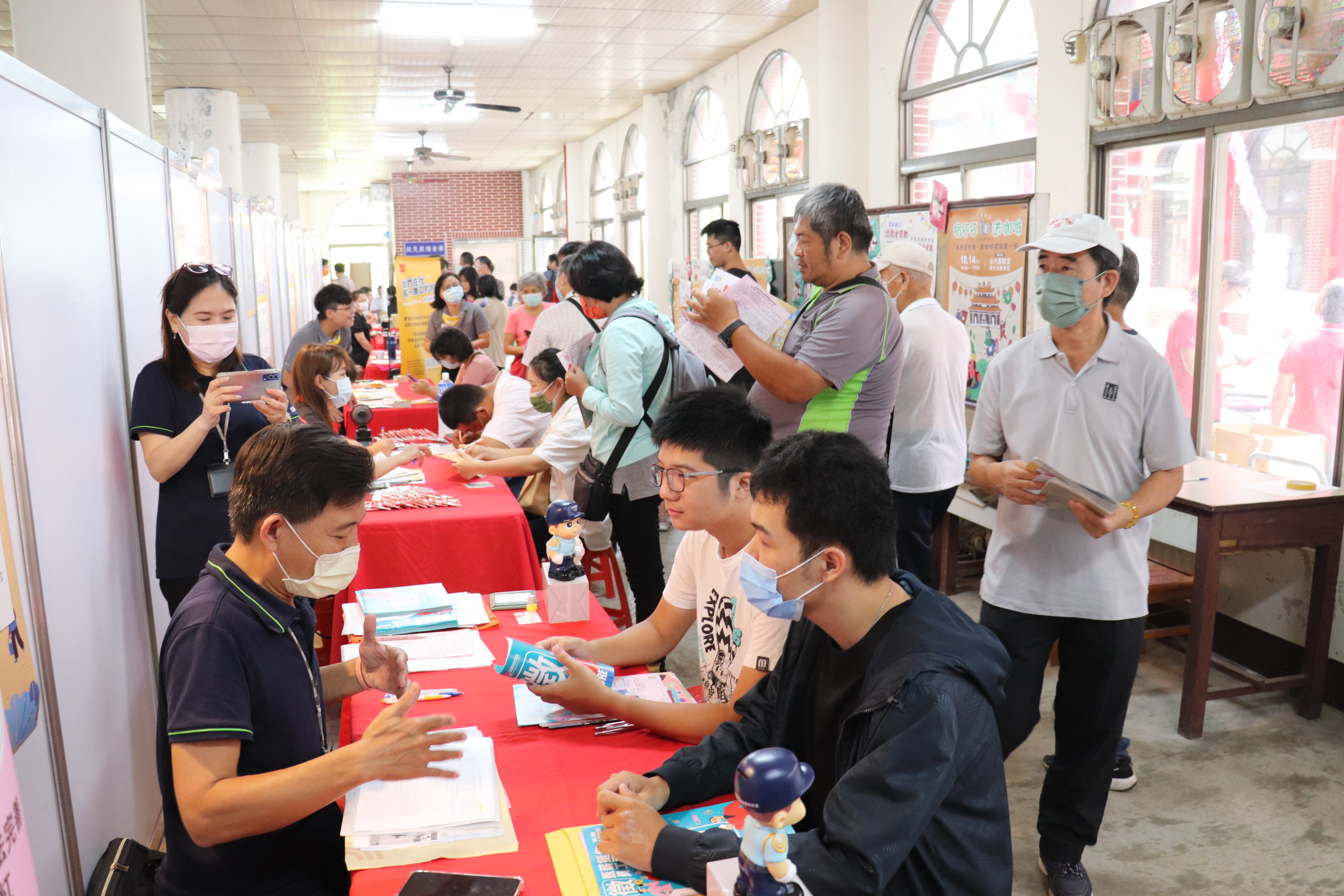 「求職順利GO GO GO、保庇找到好頭路」大型徵才活動，勞動部斗六就業中心估有逾千人參與！