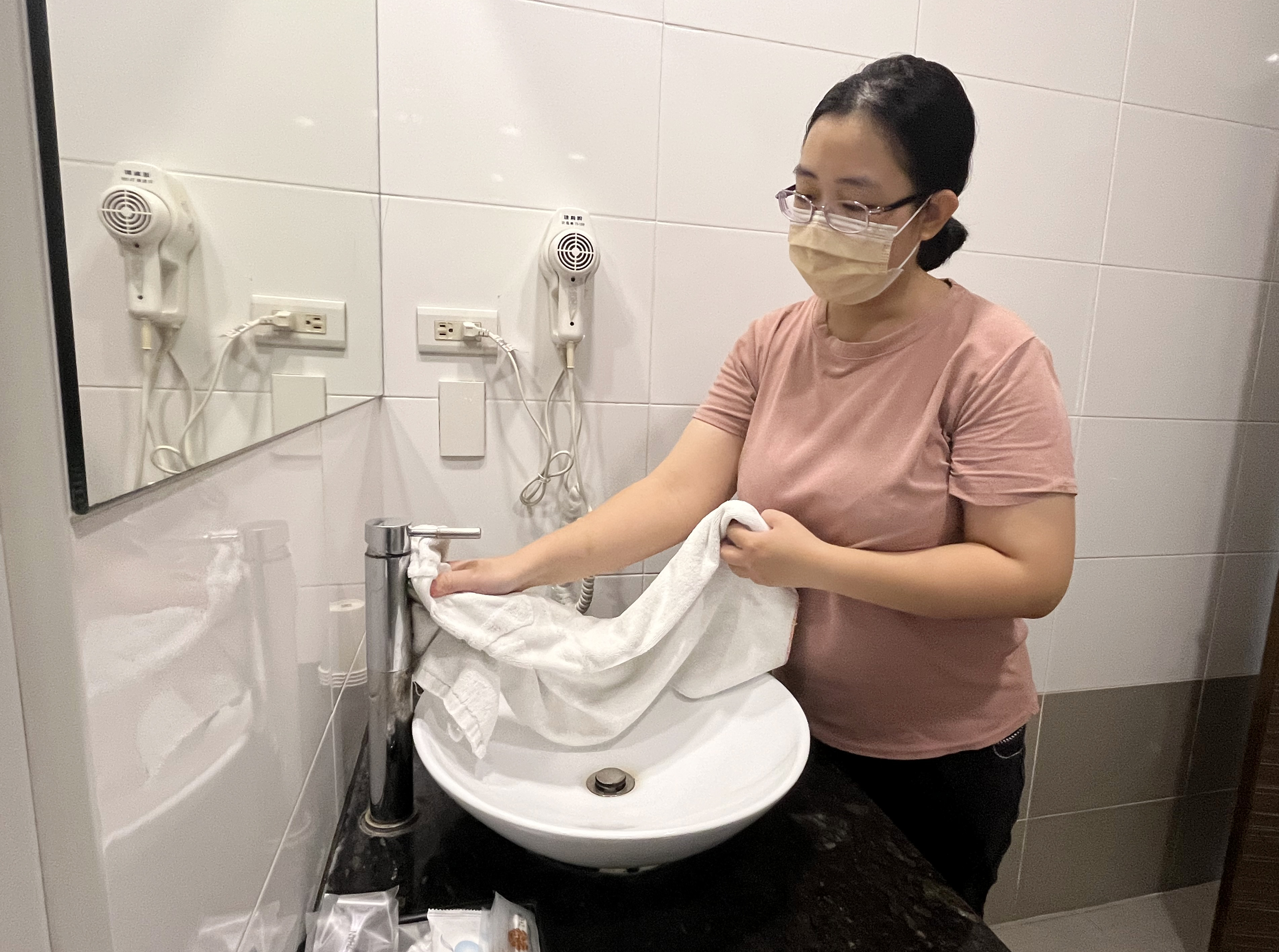 勞動部鼓勵旅宿業者以「先僱後訓」方式辦理房務員、清潔人員專案職缺新進員工訓練，將補助企業訓練費。