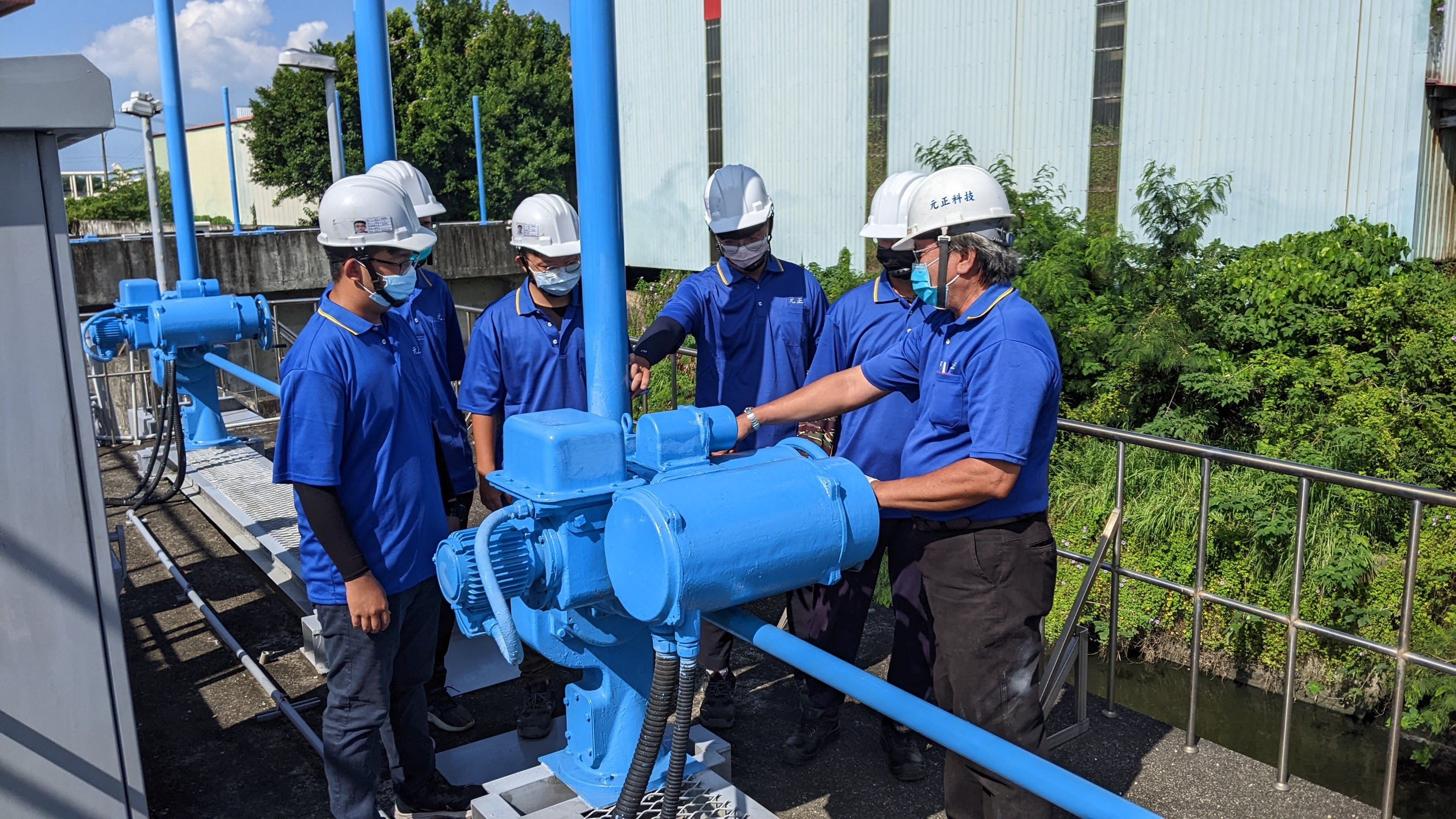 勞動部與企業及學校合作，推動「補助大專校院就業學程計畫」、「大專青年預聘計畫」，協助大專青年順利銜接職場。