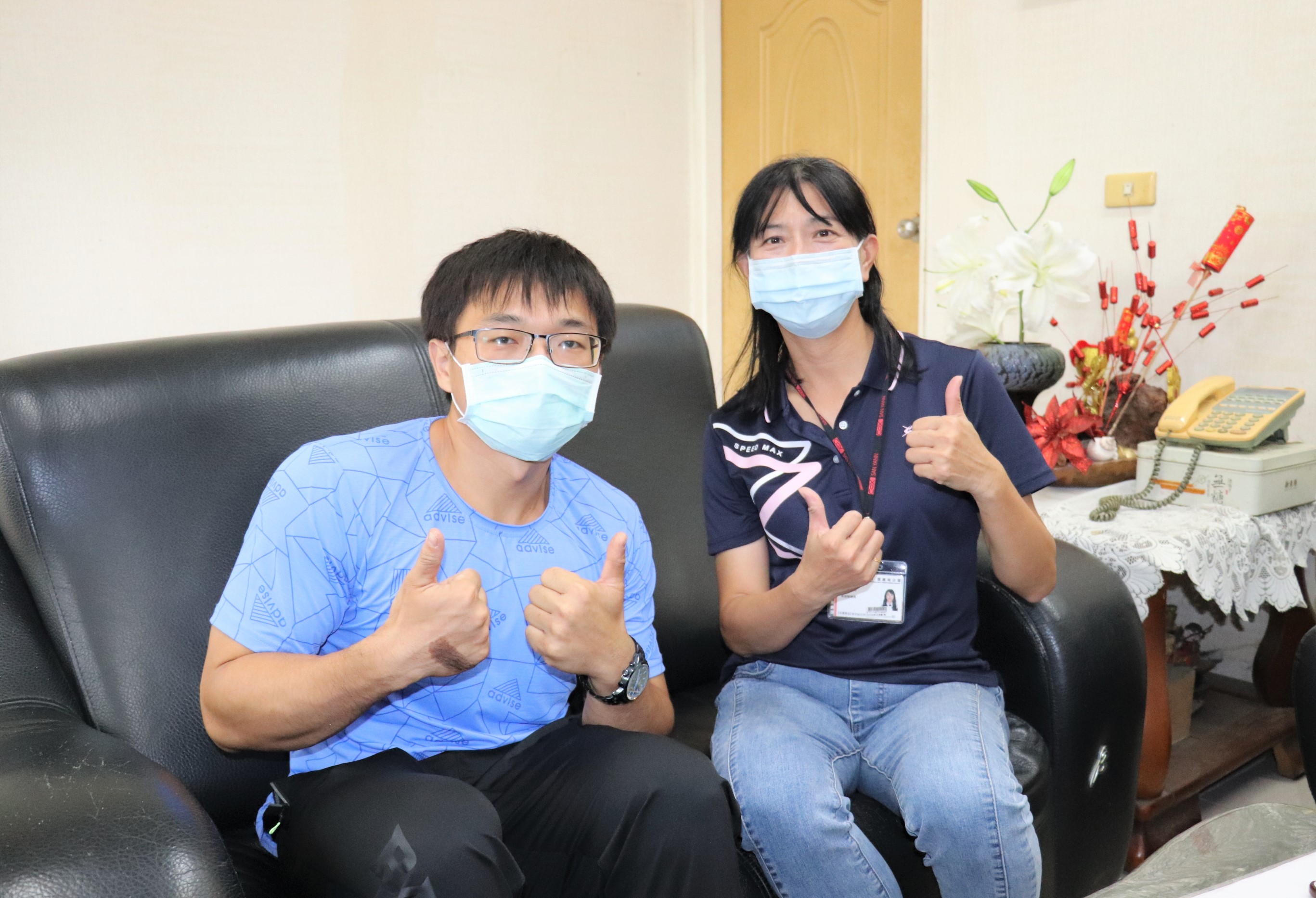 小登(左)在勞動部嘉義就業中心就服員李雅芬(右)的推介下，順利踏出求職第一步！