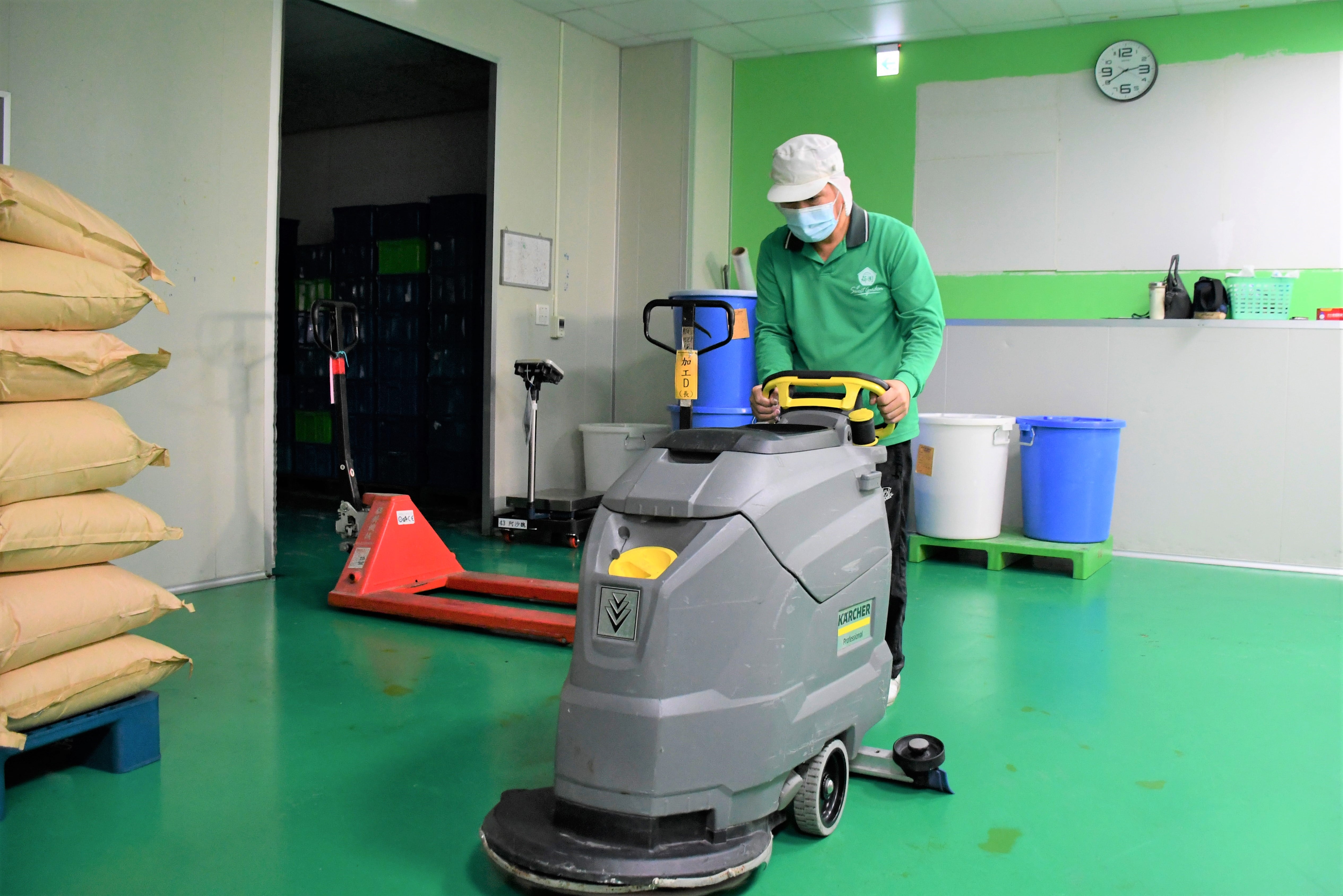 薌園生技透過勞動部職務再設計，引進手推式洗地機，改善傳統掃具清潔時造成腰、背部帶來的不適感。