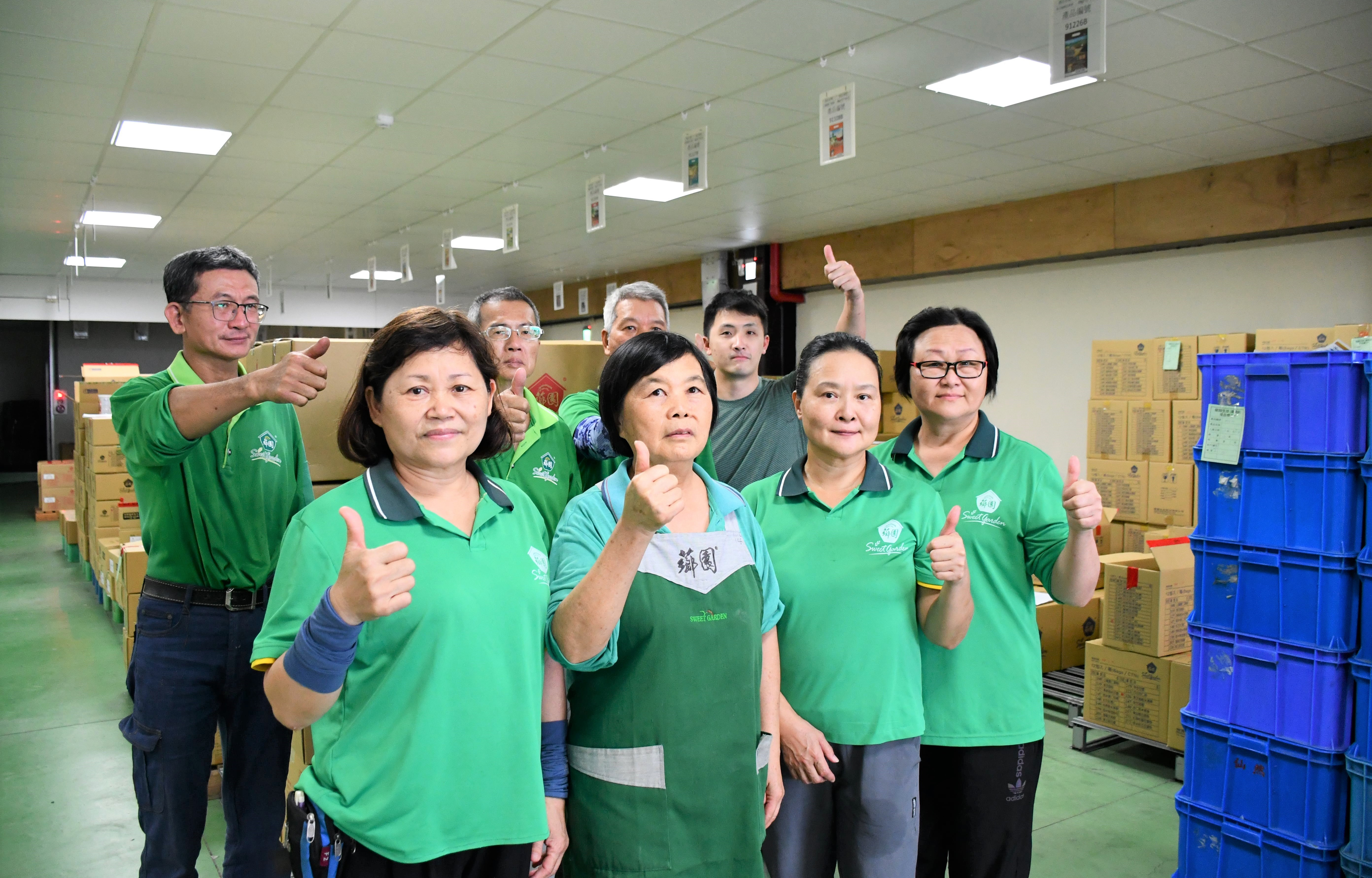 薌園生技企業第二代黃禹嘉廠務經理(後排右1) 運用勞動部職務再設計增添輔具，大幅減輕中高齡員工的體力負荷。