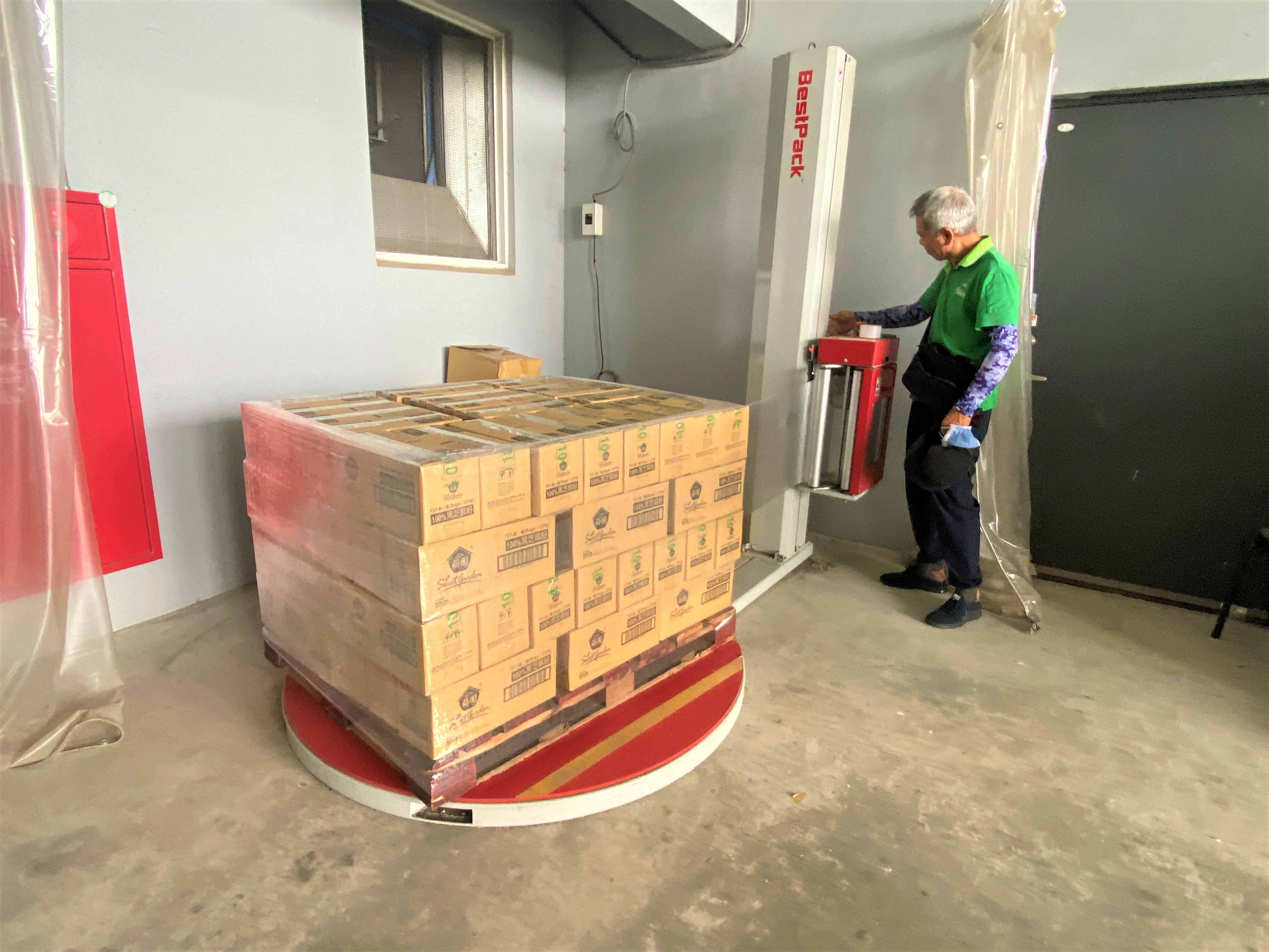 薌園生技透過勞動部職務再設計，引進半自動包膜裹包機，有效解決包膜不均的問題。