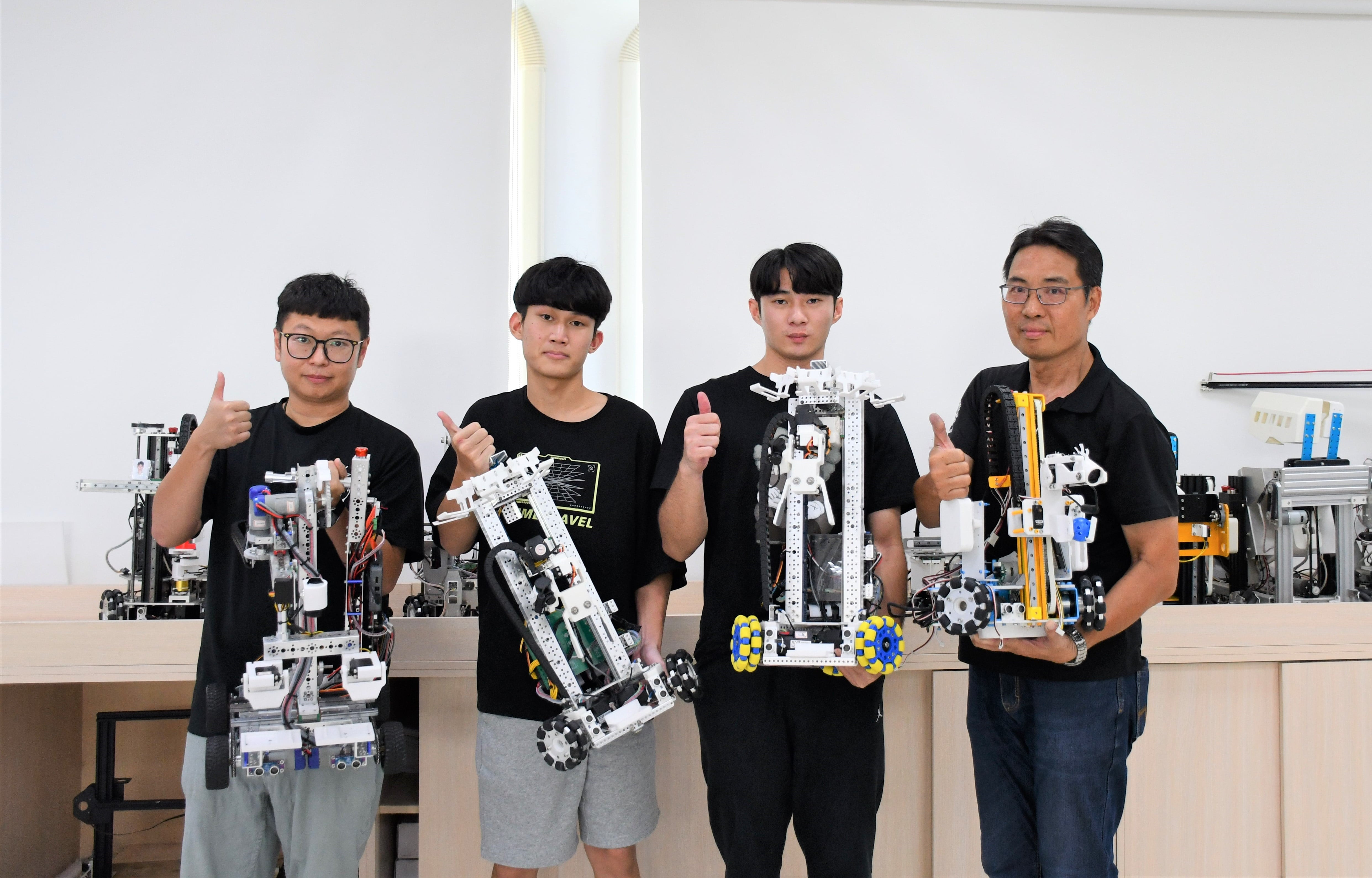 江垣禎與吳明哲感謝雲嘉南分署的資源挹注與技術指導，以及電機科陳敏雄主任(右1)和曾又韋老師(左1)的協助與支持。