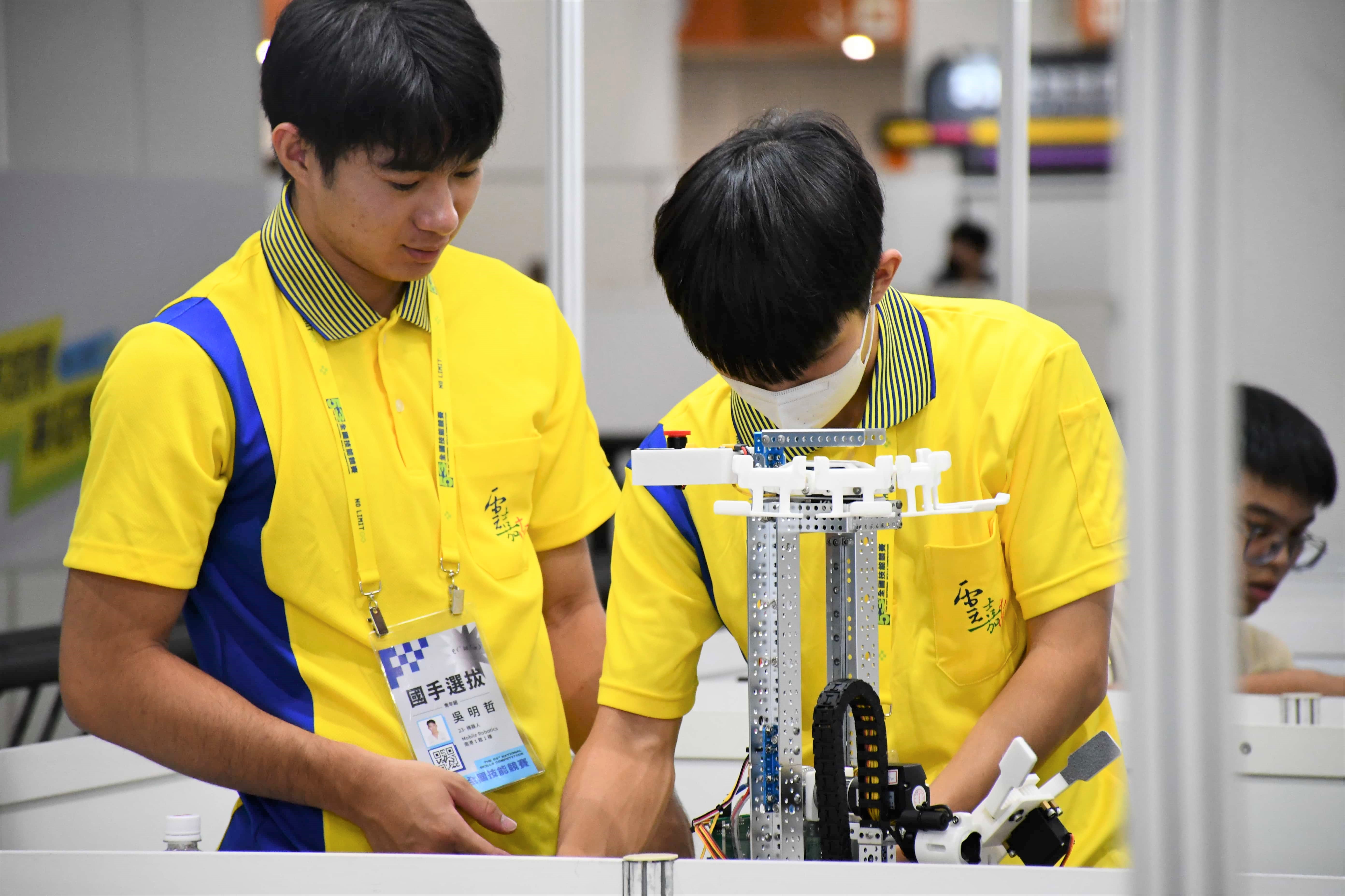 第47屆國際技能競賽機器人職類江垣禎(右)及吳明哲(左)，第一階段國手選拔畫面。