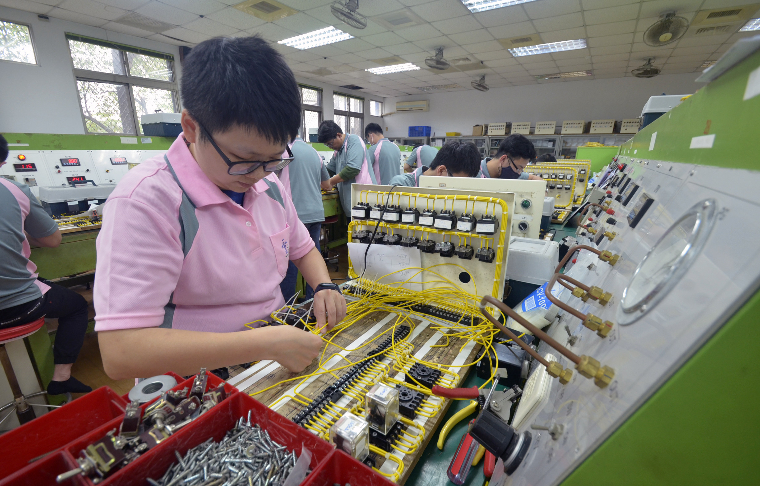雲嘉南分署自辦職前訓練有電機、電子、營建、機械4大職群超過30個職類可供選擇，鼓勵待業或想轉職的民眾來學專長。