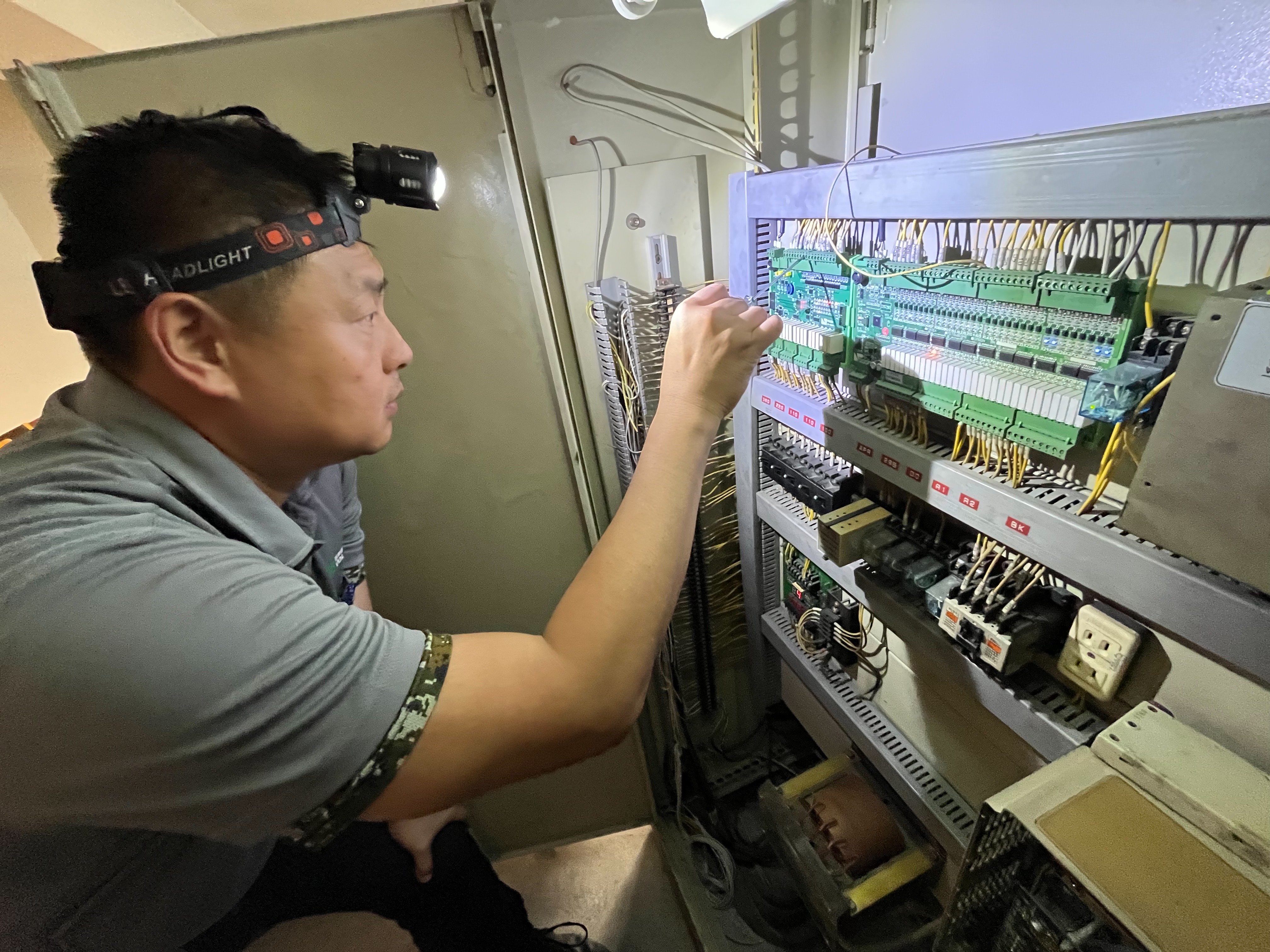 非科班出身的魏天佑參加雲嘉南分署自動控制職前訓練，結訓後取得PLC與工業配線2張丙級證照，還有5間公司搶著要。