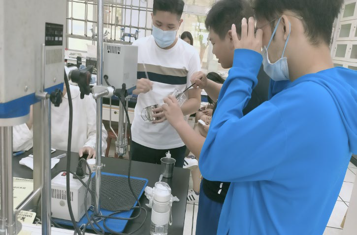 勞動部「產業新尖兵計畫」鼓勵15至29歲青年投入五大領域課程，每人最高補助10萬元訓練費用，每月還可領8千元學習獎勵金。