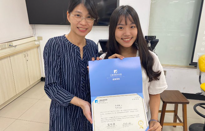 李佩璇(右)參加勞動部「產業新尖兵計畫」，不僅順利結訓，因表現優異，未結訓即獲知名藥品公司網羅，順利跨入自己嚮往已久的專業領域！