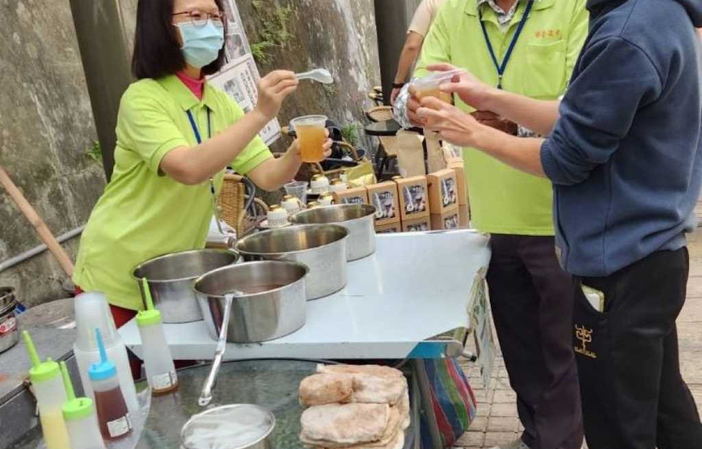 林淑菁(左)成功中高齡再就業，勉勵民眾只要肯做就會有收穫！