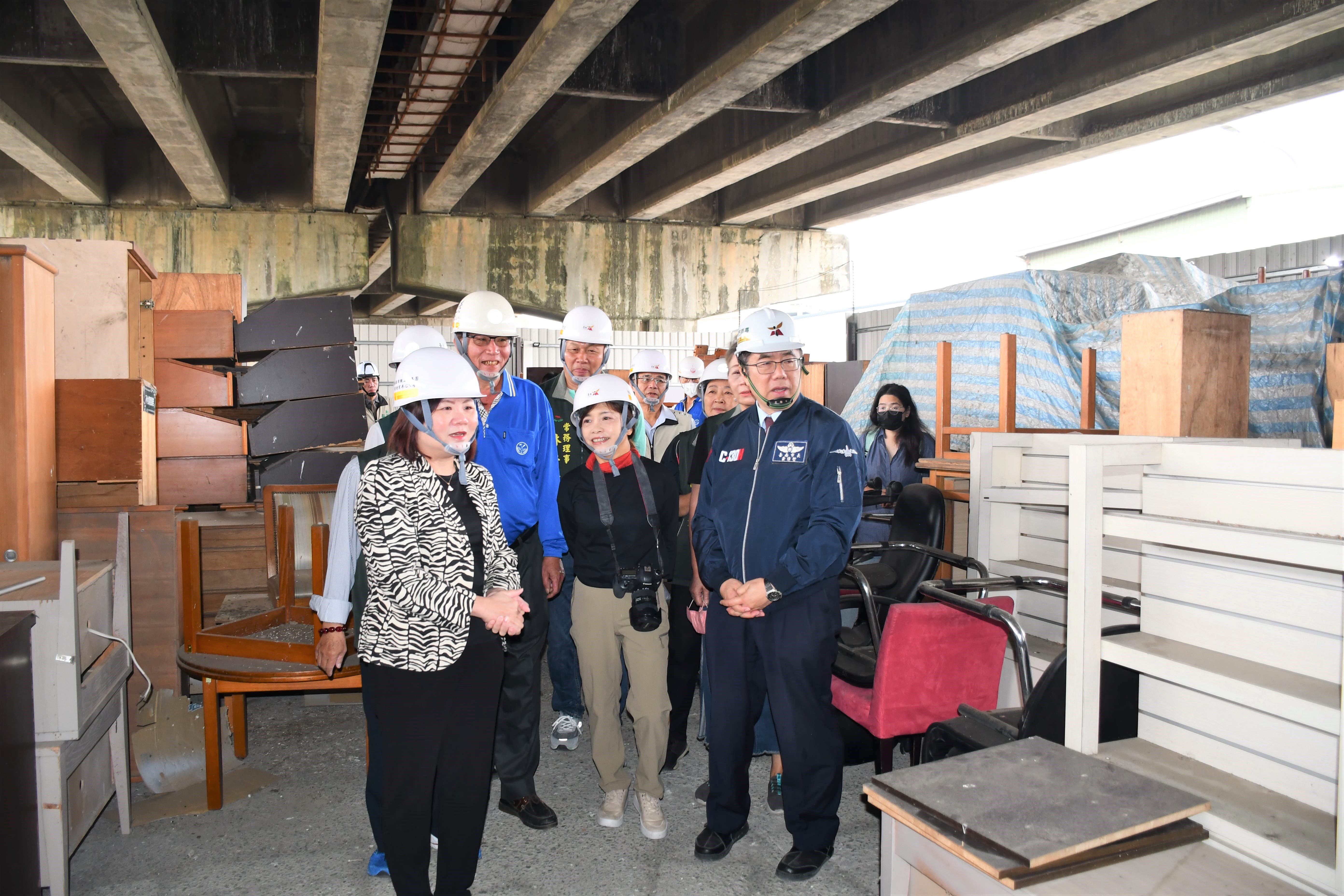 勞動部長許銘春(左1)參訪台南隆田陸橋下方的二手家具倉庫，肯定志工們對於弱勢家庭的愛心。