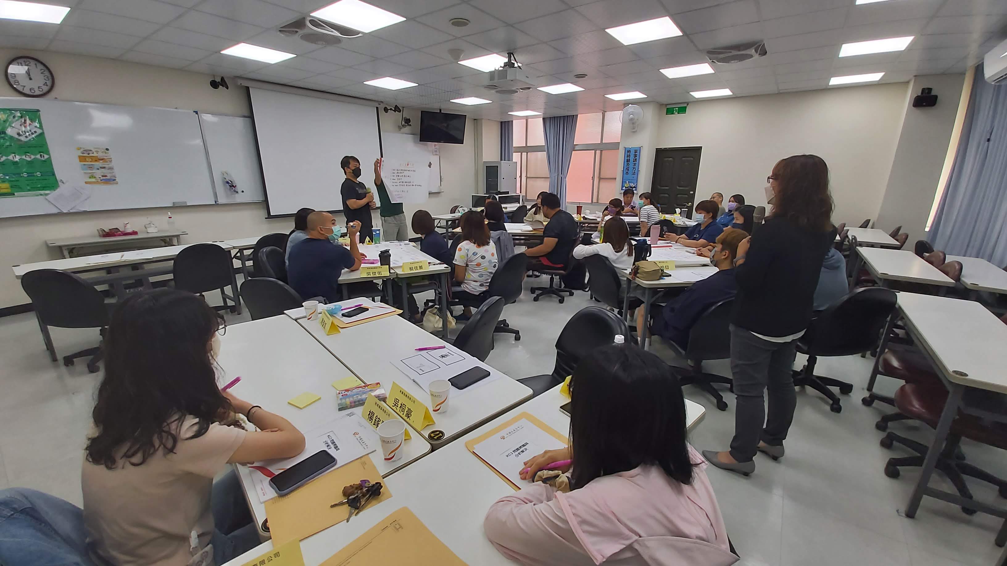 中國生產力中心台南服務處承接雲嘉南分署小型企業人力提升計畫十年，協助企業透過診斷與輔導，推廣低碳永續和數位化應用理念，並進行相關課程規劃。