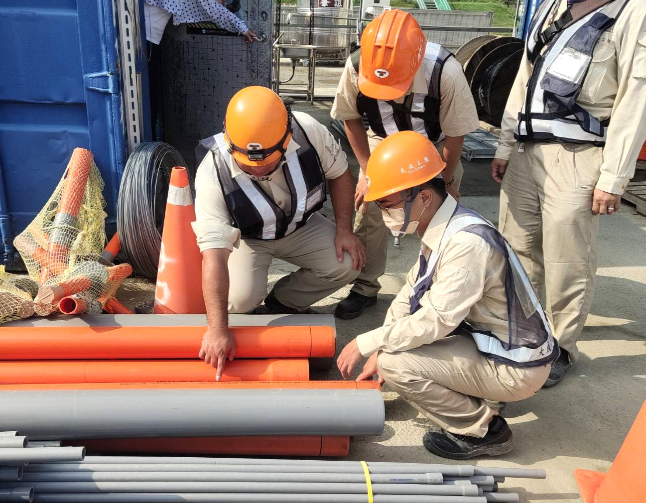 大專青年預聘與就業學程計畫由學校提供以就業為導向的訓練課程、企業提供工作崗位訓練，共同培育企業中階以上技術人才，協助青年接軌職場。